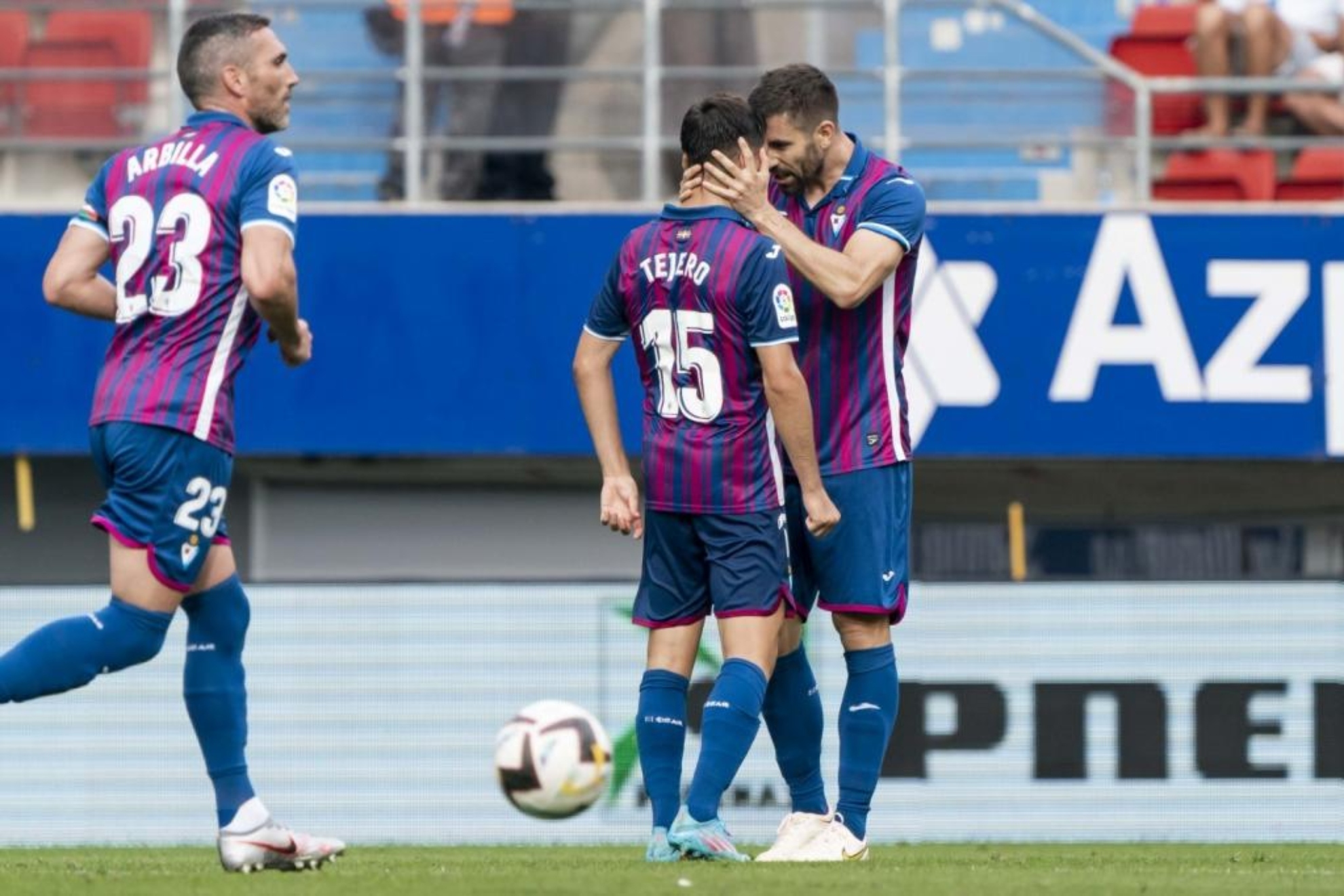 Venancio celebra el gol que marcó al Tenerife junto a Tejero ante la presencia de Arbilla. /EIBAR
