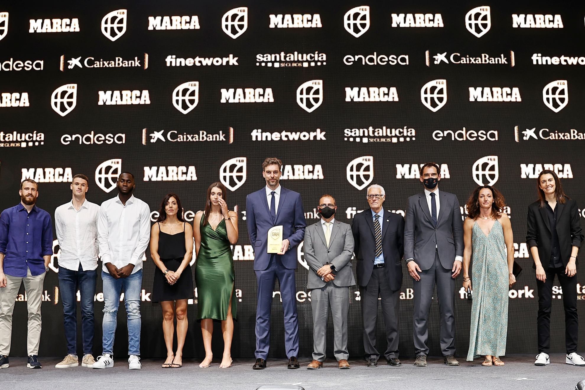 Foto de familia de los premiados de la II Gala del Baloncesto / A. RIVERO