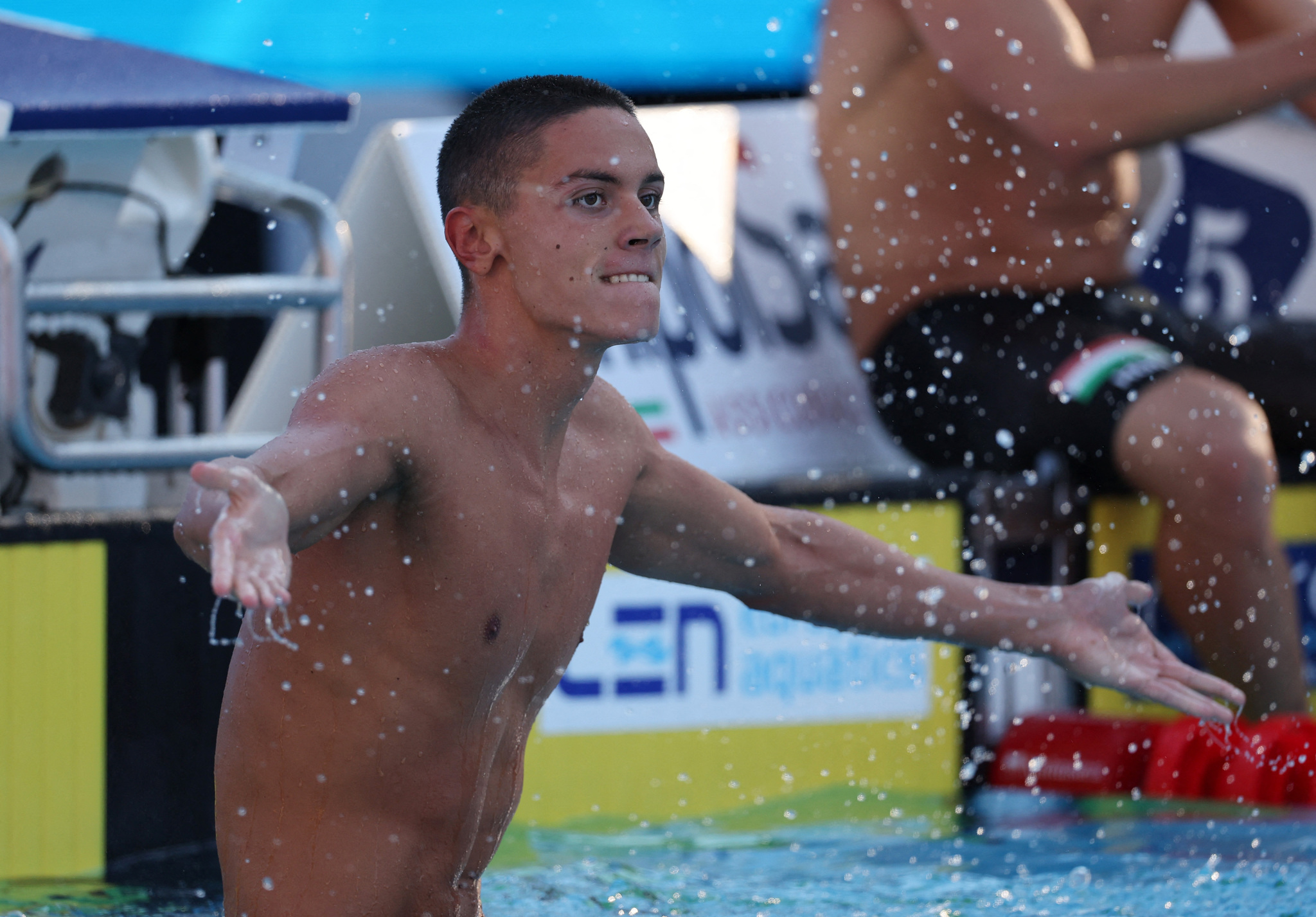 Popovici celebra tras ganar con nuevo récord del mundo los 100 metros libres | Reuters