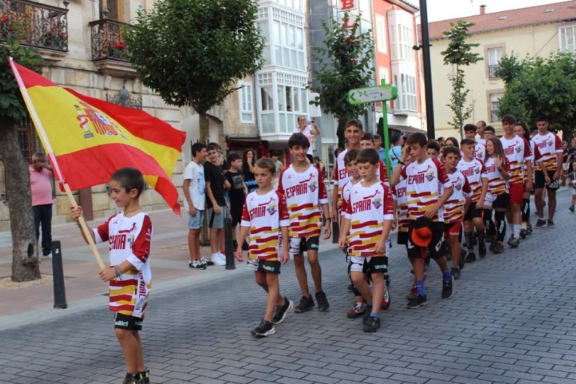 Desfile del equipo español durante la ceremonia de inauguración del Mundial de Bike Trial. FOTO: Ayuntamiento de Reinosa