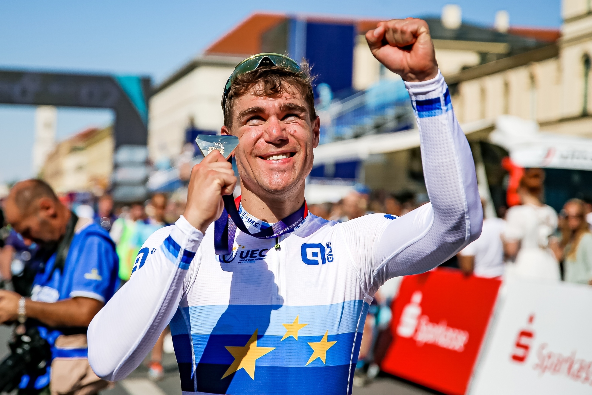 Fabio Jakobsen luce su medalla de oro de la prueba de ruta del Europeo de ciclismo. Foto: EFE