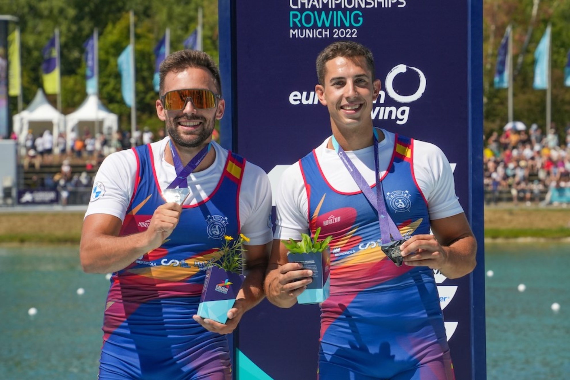Aleix García y Rodrigo Conde posan con su medalla de plata. Fotos: Federación Española de Remo / Balint Czucz