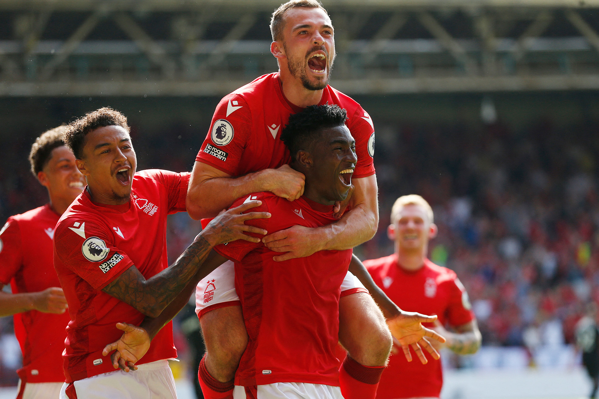 Histórico gol de Taiwo Awoniyi en el triunfo del Nottingham Forest. | Reuters