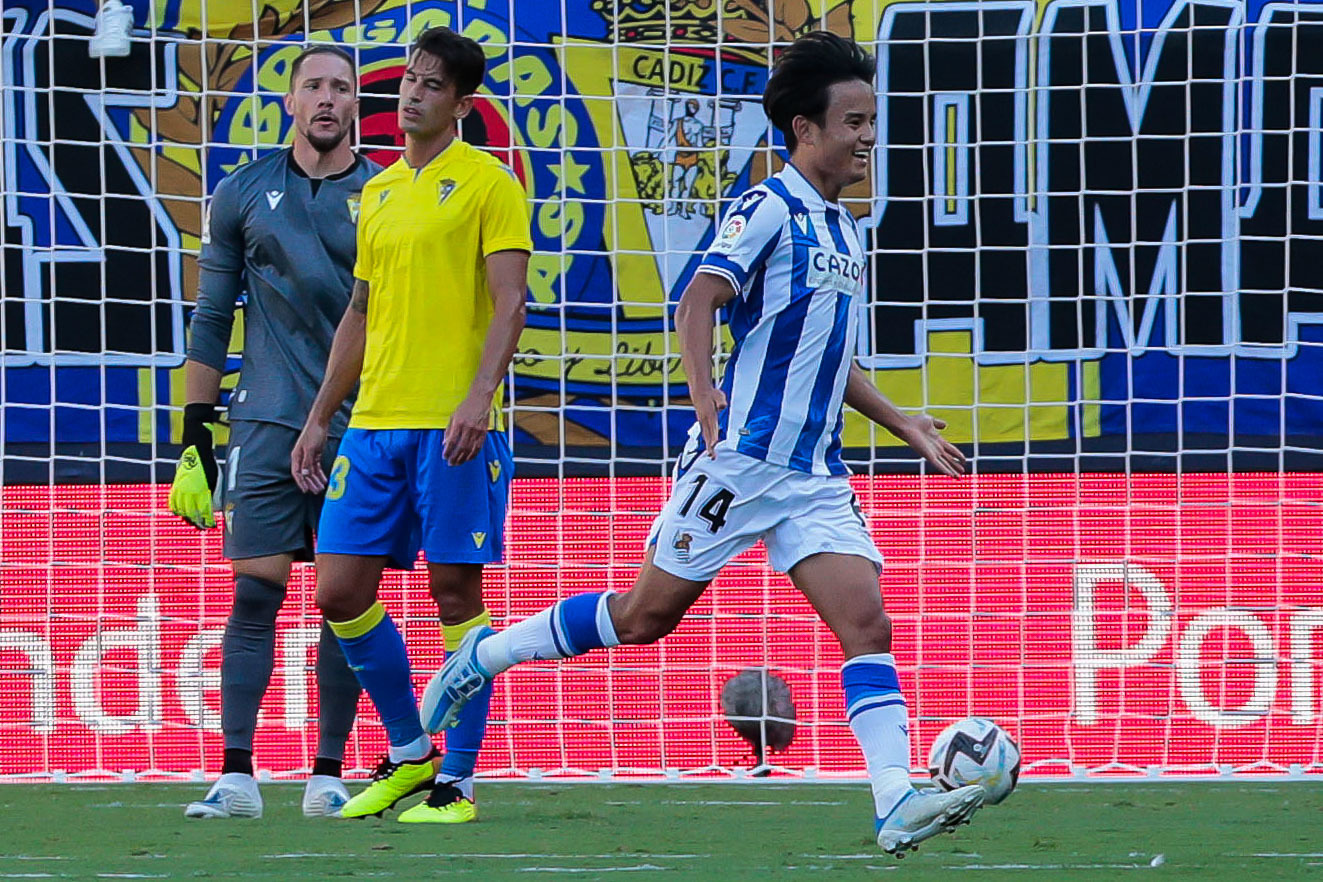 Take Kubo celebra el gol que marcó en Cádiz.