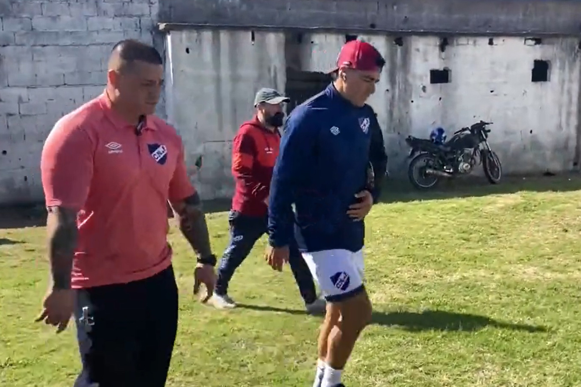 Luis Suárez llega al modesto estadio Belvedere.