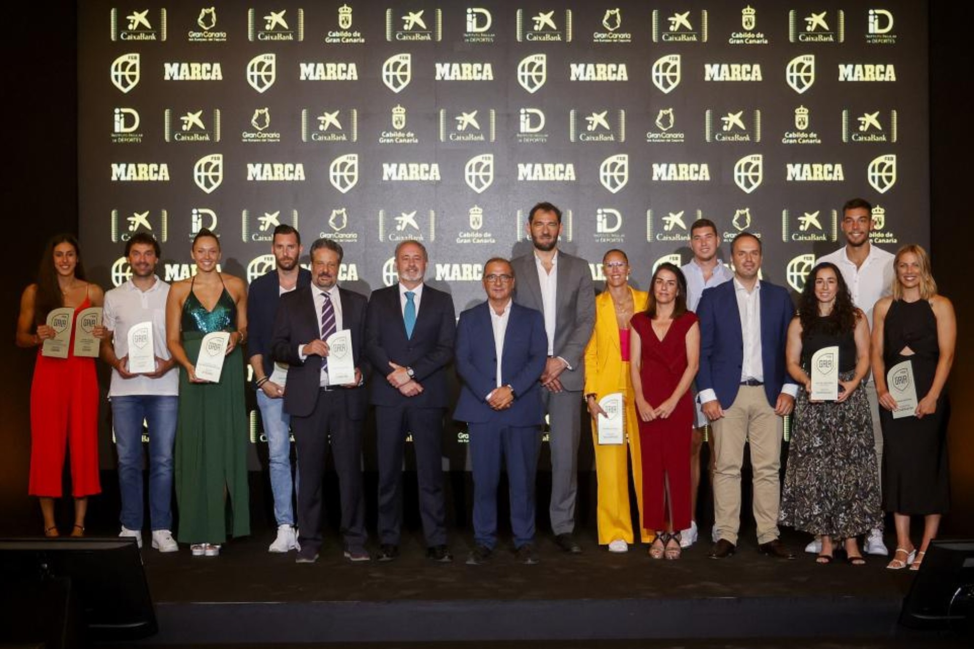 La foto de familia con los premiados en la III Gala del Baloncesto Español FOTOS: GERARDO OJEDA Y ALBERTO NEVADO.