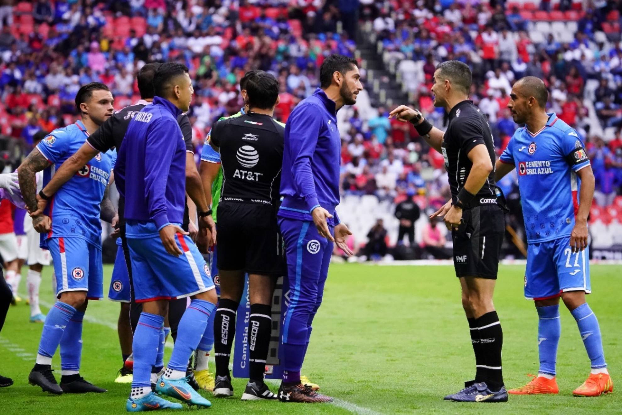 Cruz Azul pierde ante Toluca un partido de alarido y lleno de polémica por culpa del VAR