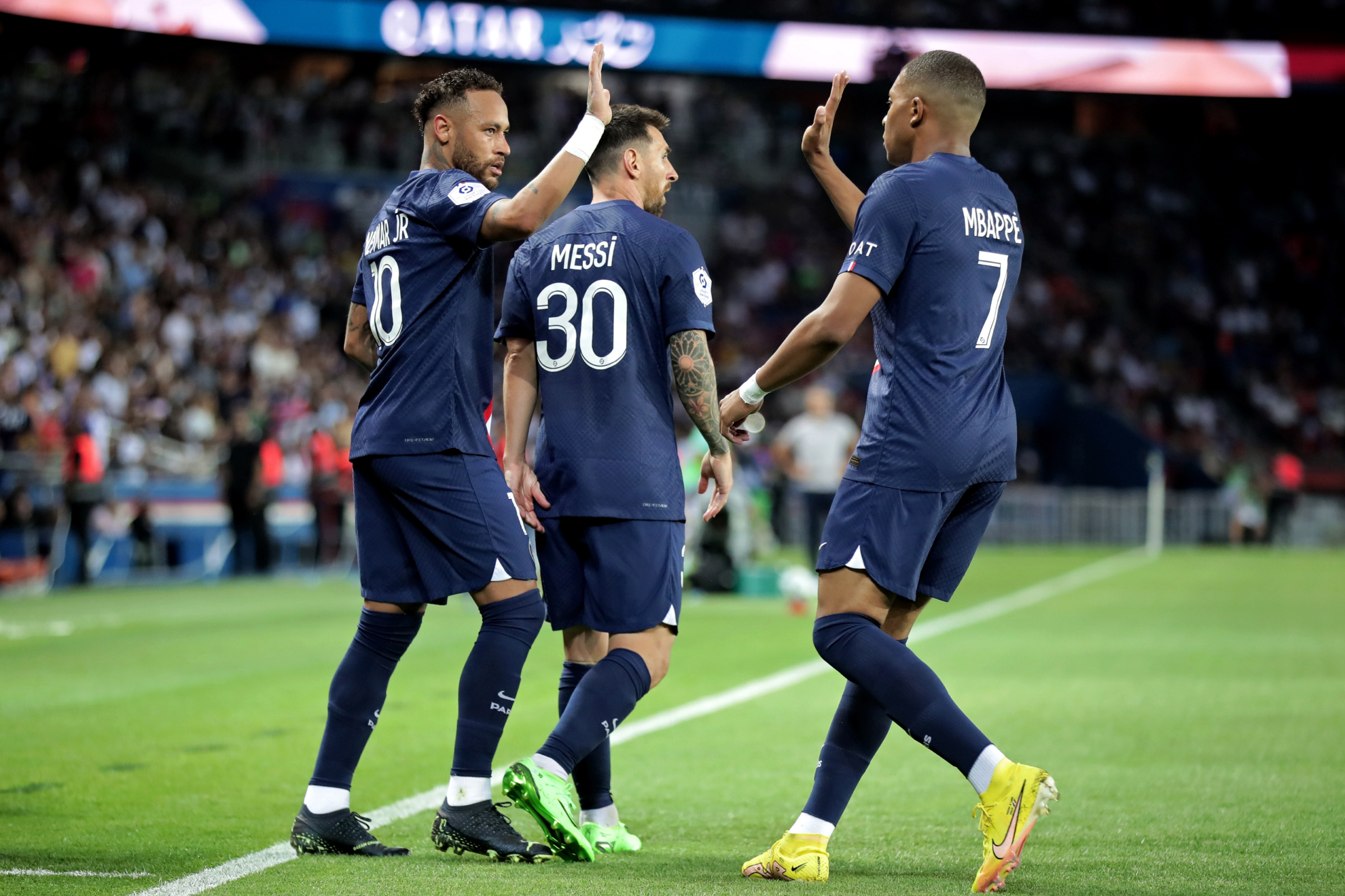 Neymar (30), Messi (34) y Mbappé (24) celebrando un gol con el PSG. / 	 CHRISTOPHE PETIT TESSON