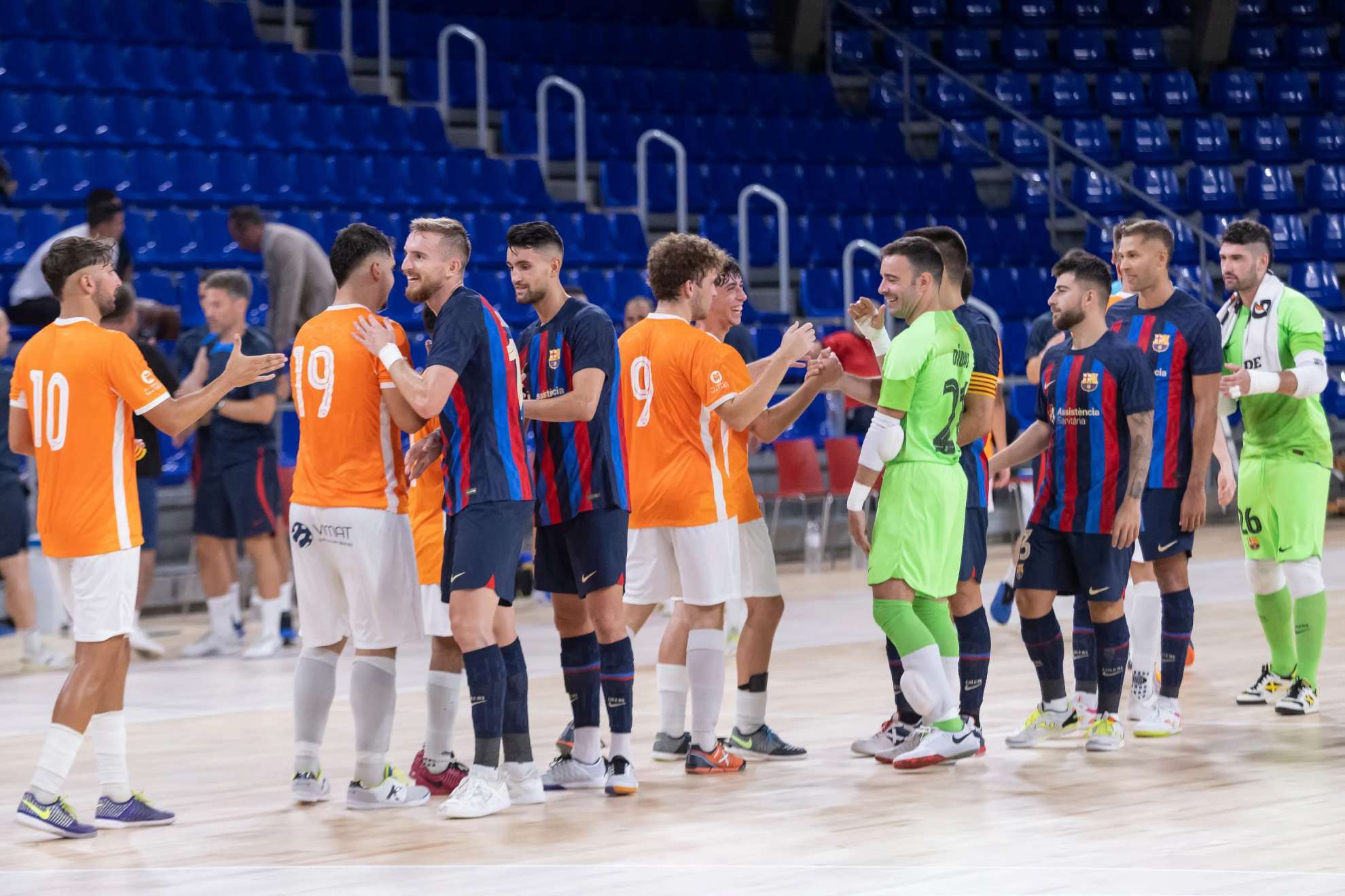 Los jugadores del FC Barcelona saludan a los de Mataró al término de su partido de pretemporada