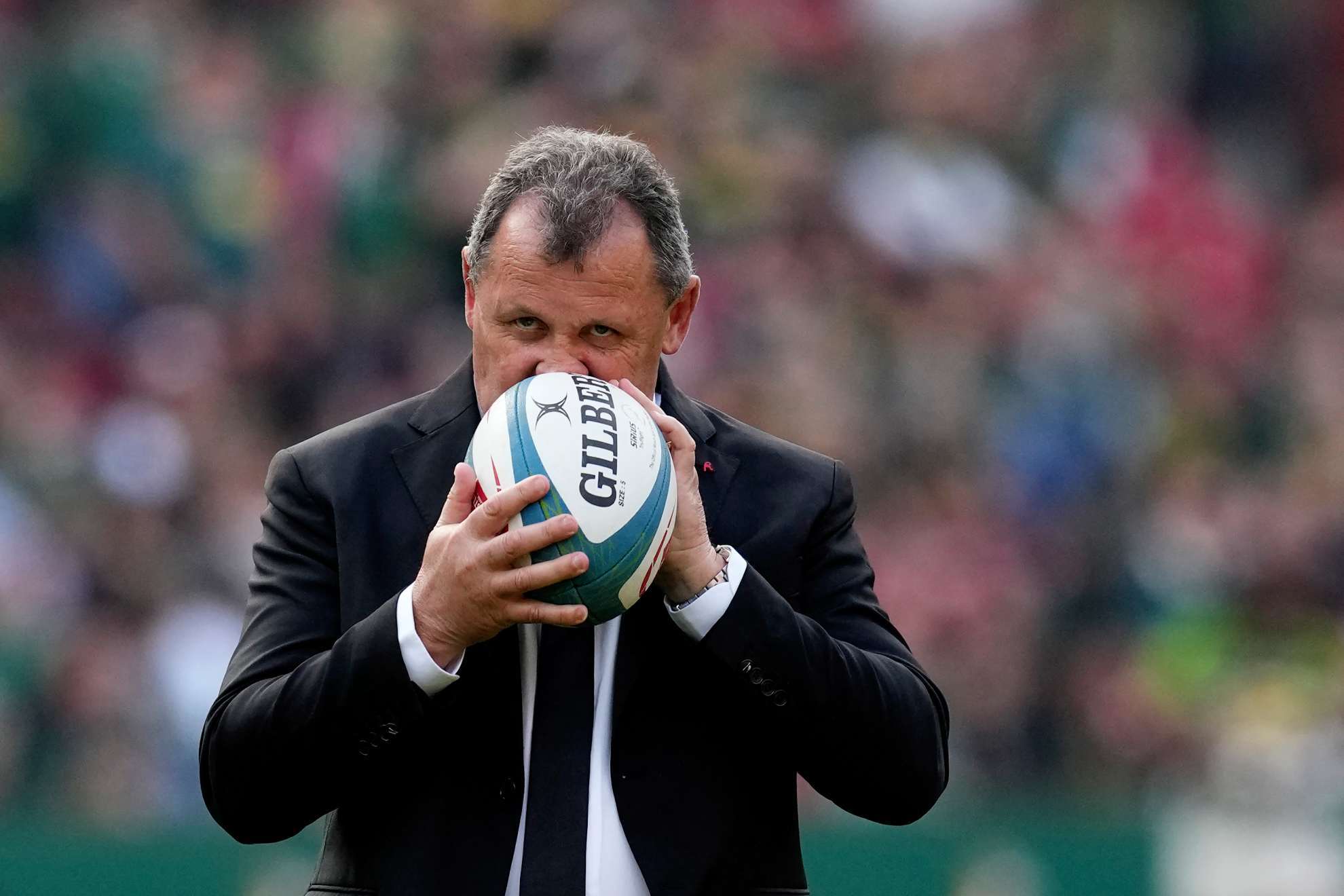 Ian Foster sujeta una pelota de rugby