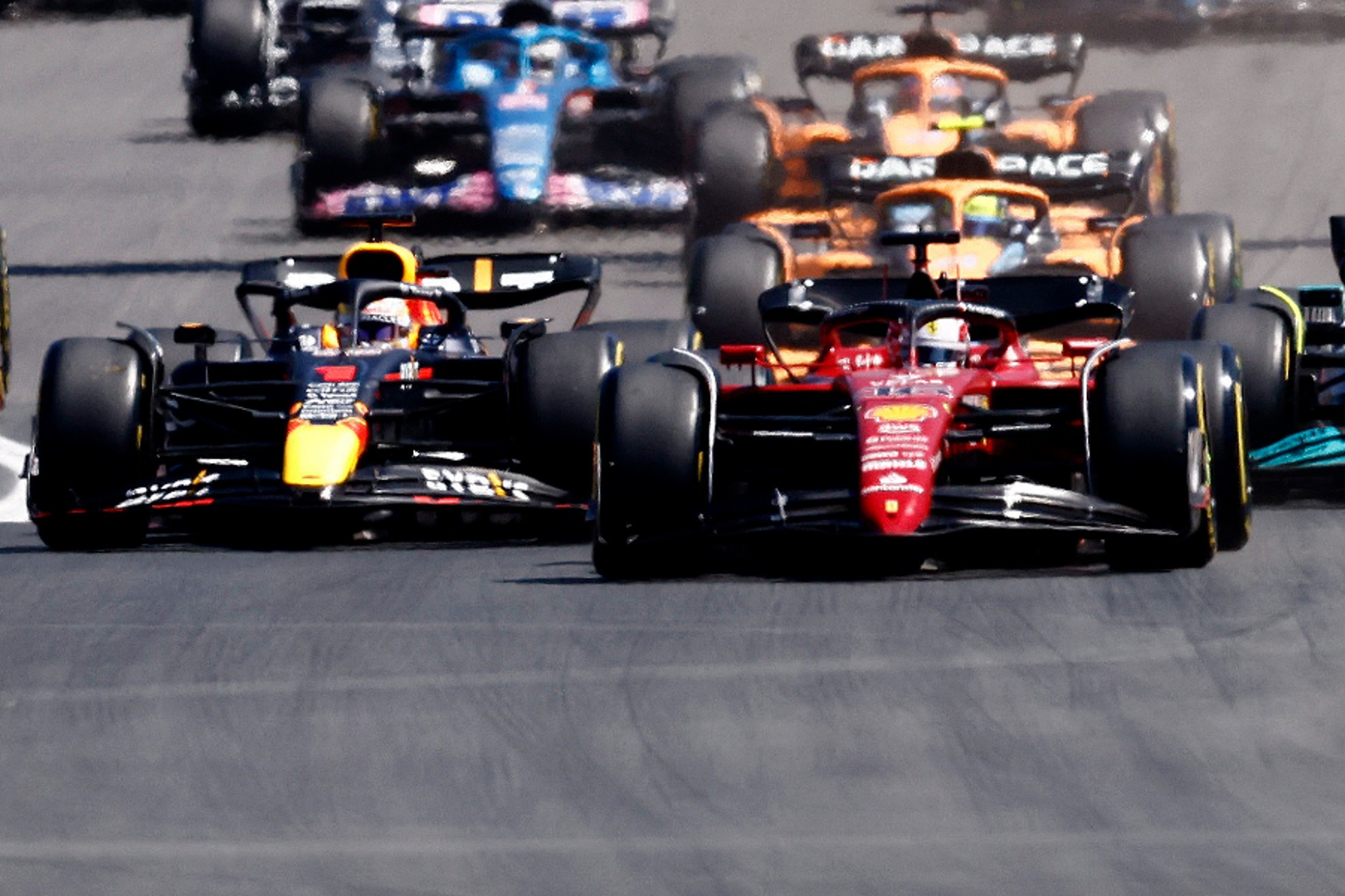 Red Bull se ve a la par de Ferrari... pero con menos problemas | Reuters