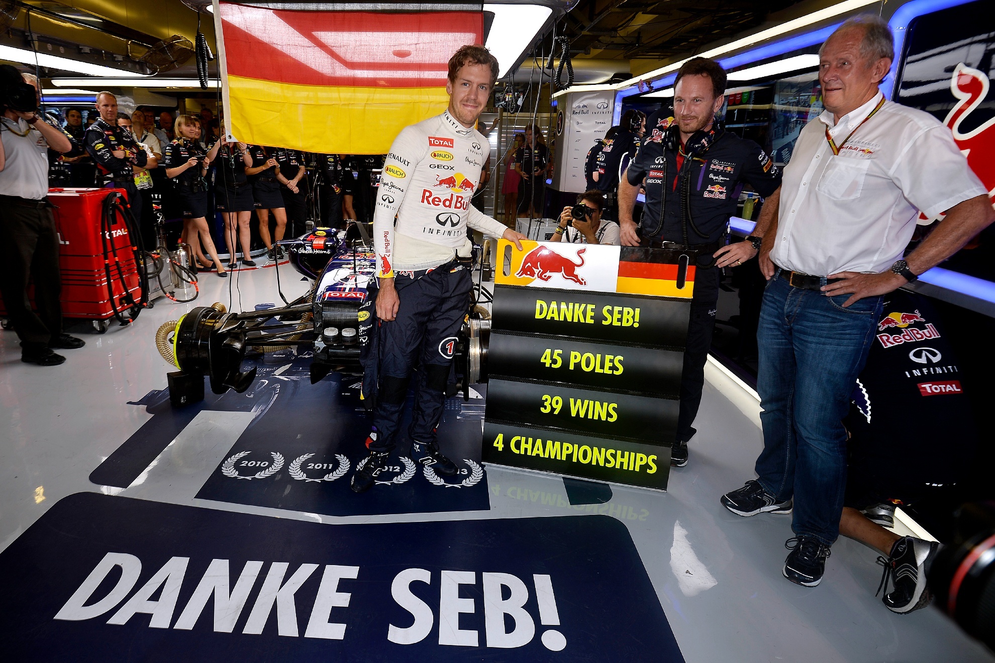 Foto histórica: Marko y Horner, en el adiós de Vettel al cuadro de Milton Keynes. / RED BULL