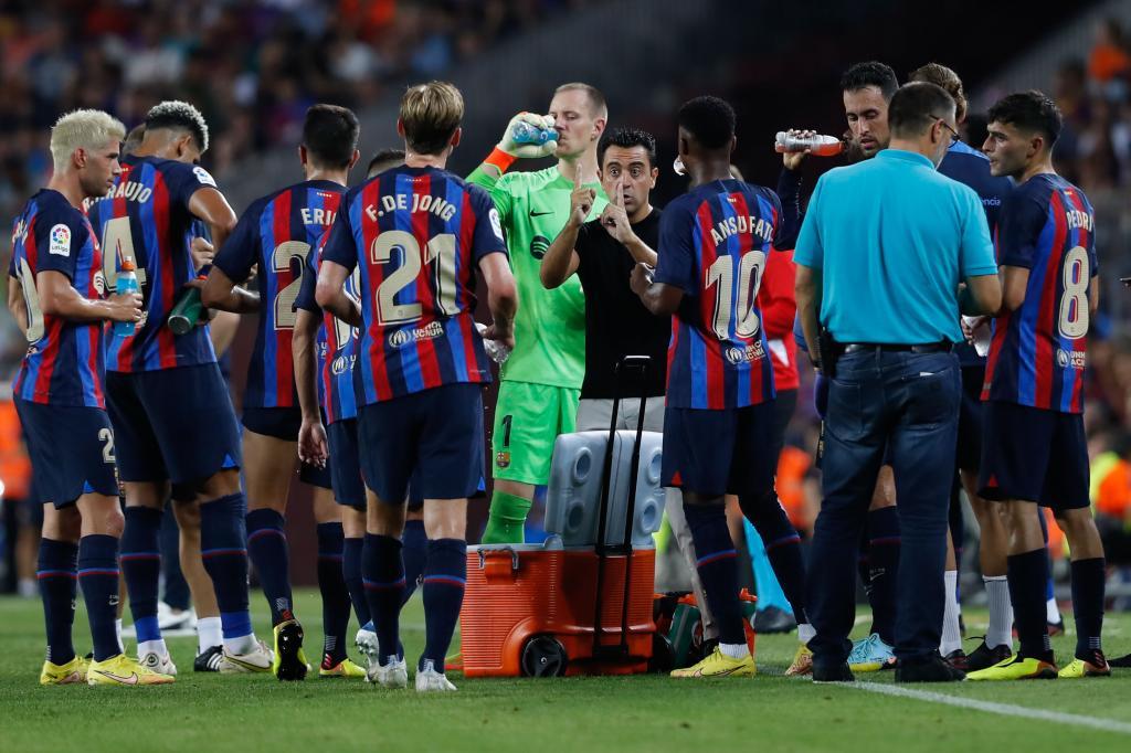 Xavi dando instrucciones a sus jugadores durante una pausa de hidratación ante el Rayo. EFE