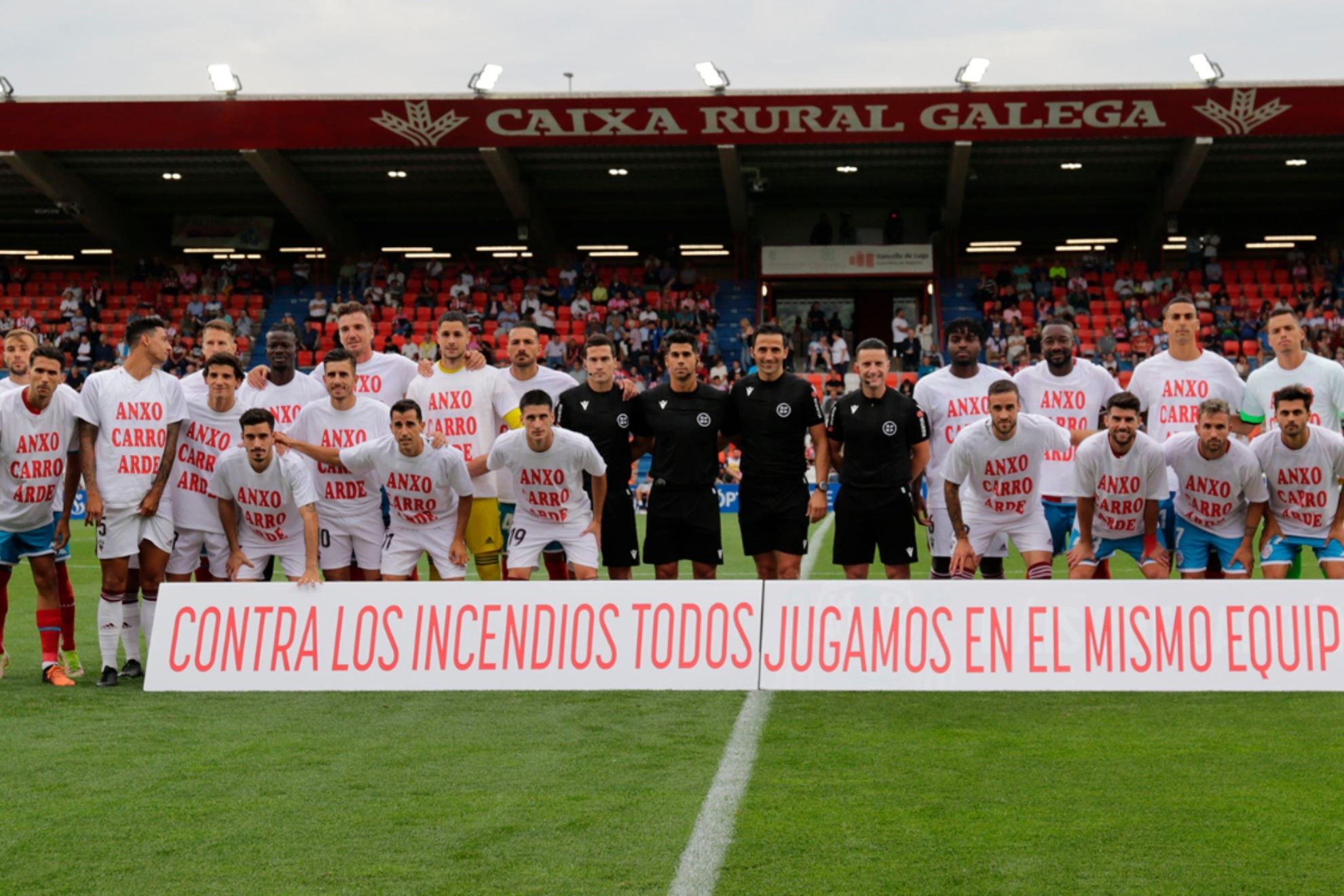 Jugadores del Lugo y del Albacete. junto al cuerpo arbitral, antes de empezar el partido en el Anxo Carro. /LUGO
