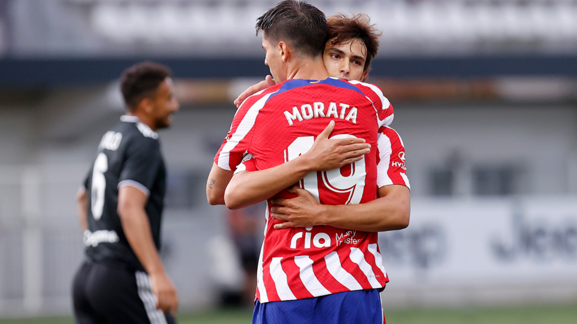 Joao Félix se abraza con Morata.