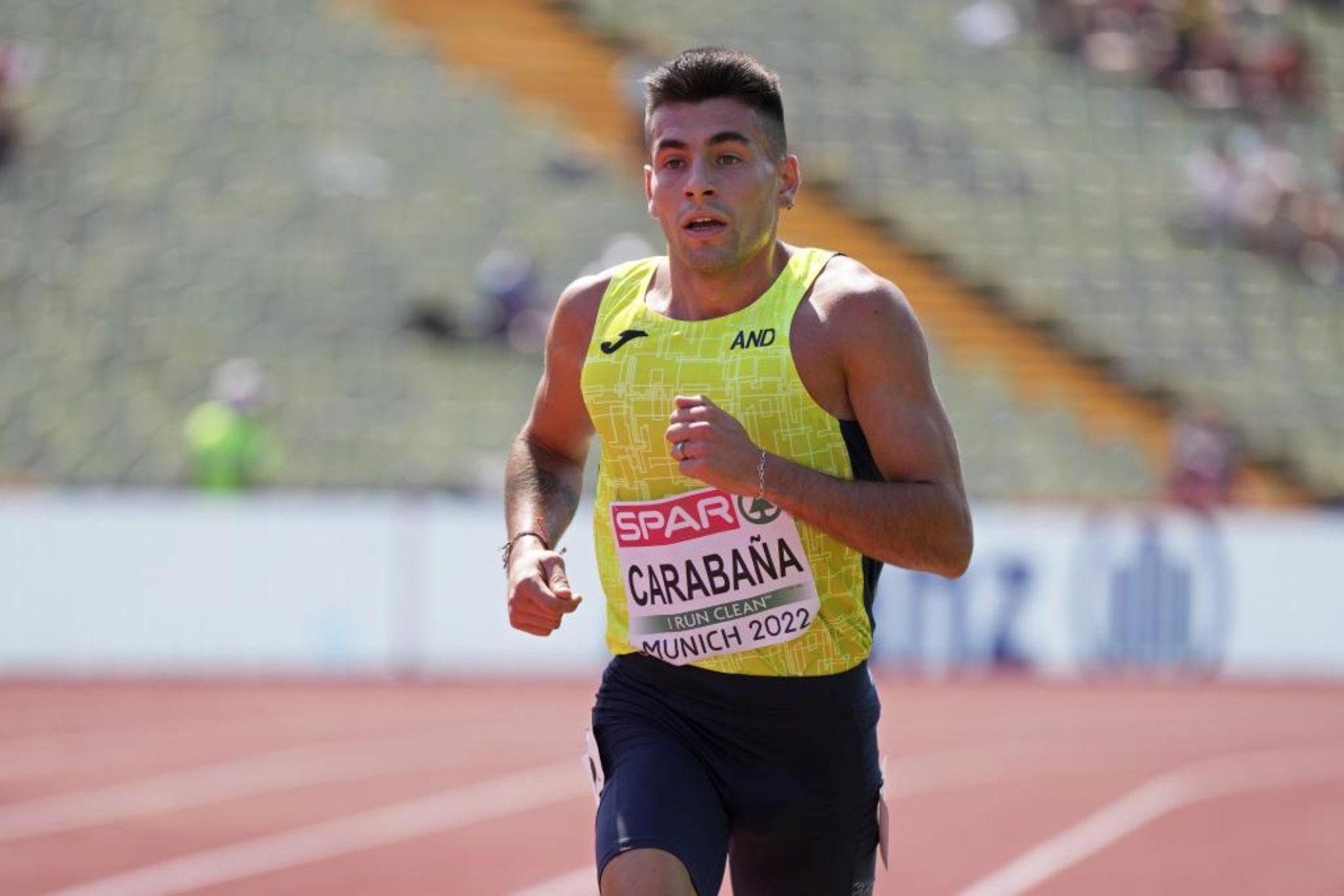 El gesto deportivo de Carabaña: se para en carrera para ayudar a un atleta y queda último