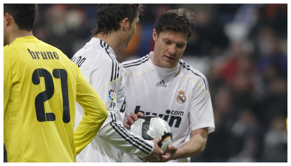 Cristiano era el encargado de lanzar los penaltis en el Real Madrid y Xabi le pidió lanzar ese porque sería su primer gol con el equipo blanco.