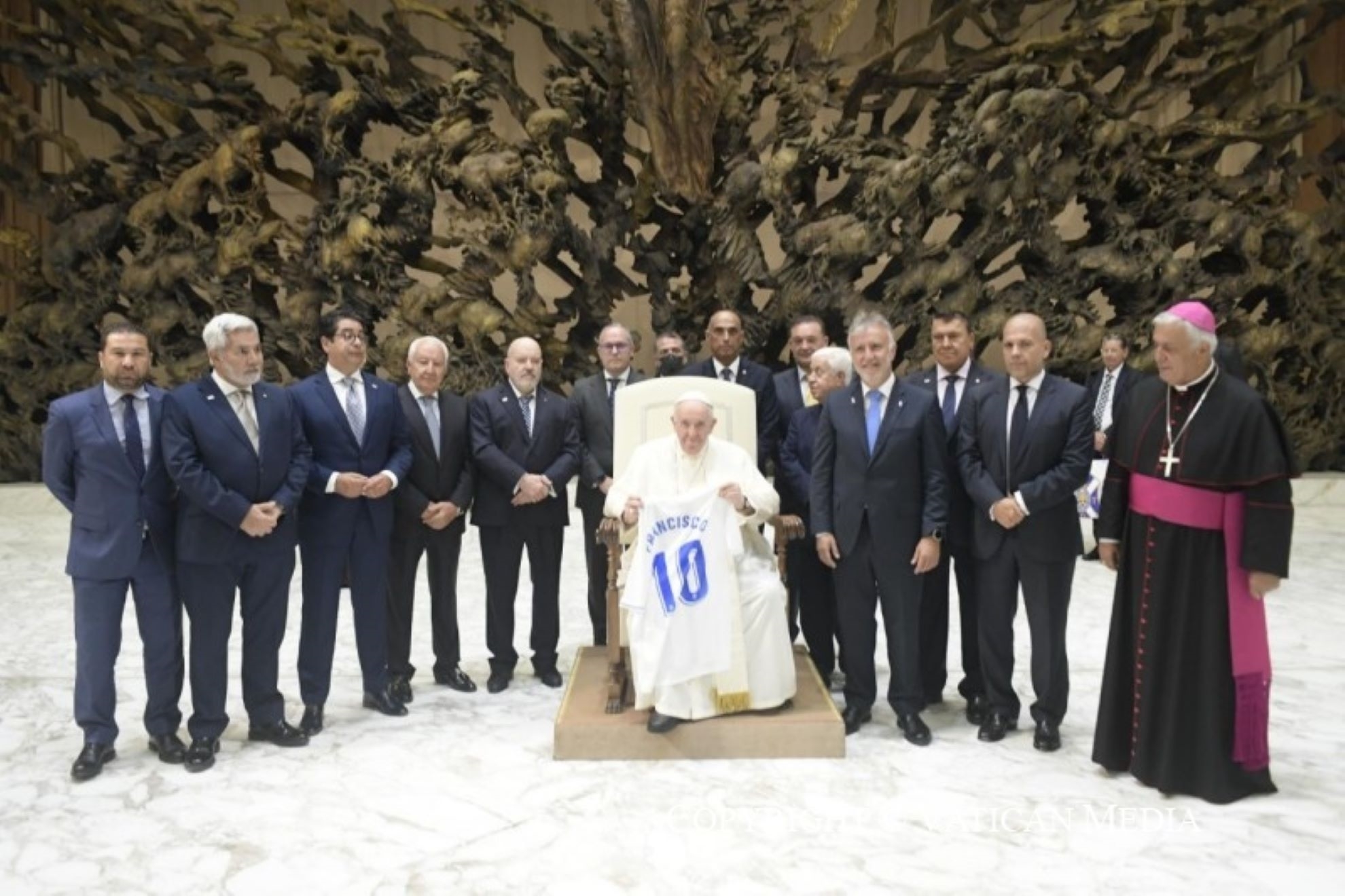 El Papa Francisco con la delegación del Tenerife en el Vaticano  / @CRMedia_Vatican