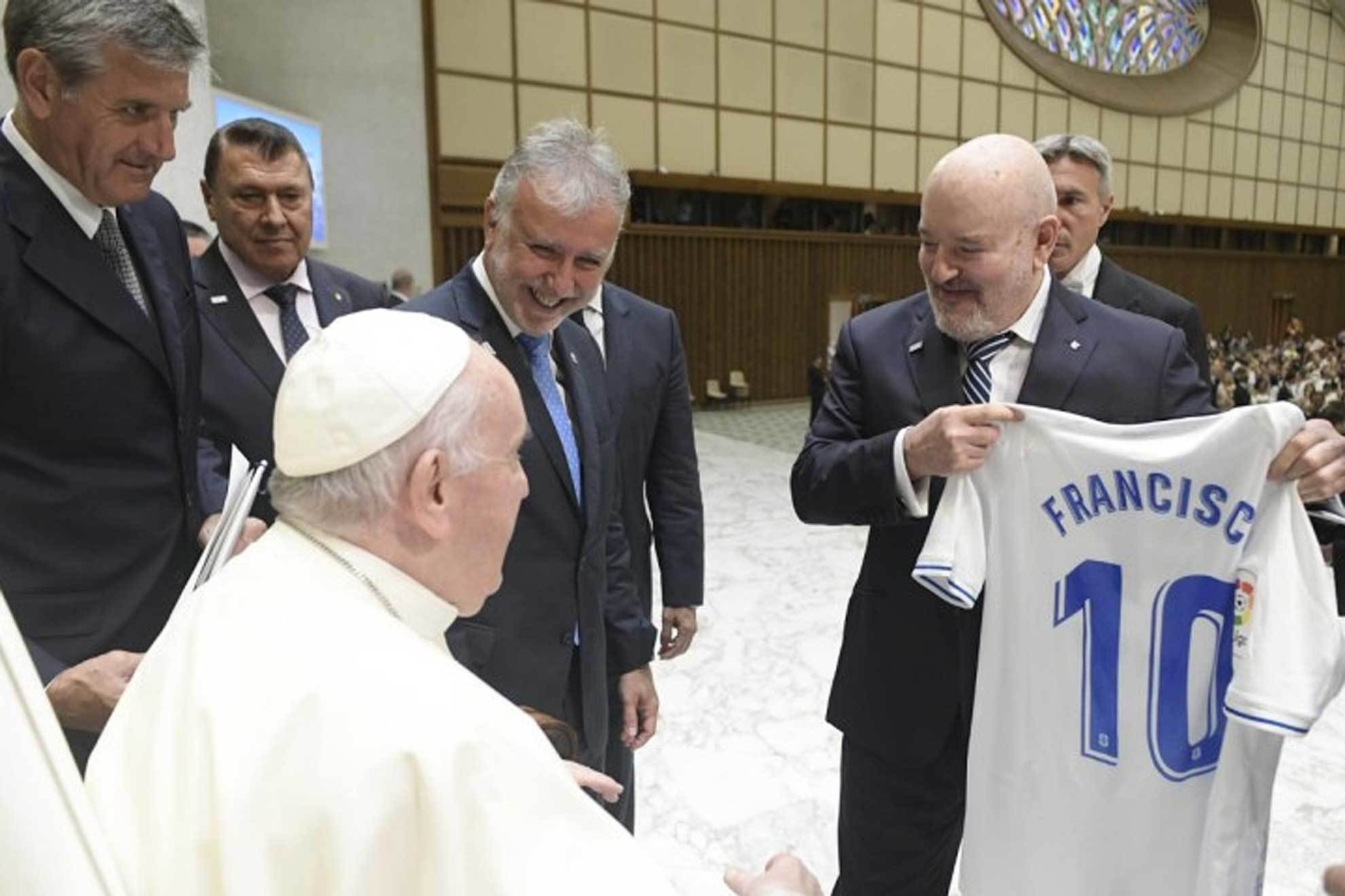 El presidente Miguel Concepción hace entrega al Papa de la camiseta del Tenerife / El Papa Francisco con la camiseta del Tenerife / @CRMedia_Vatican
