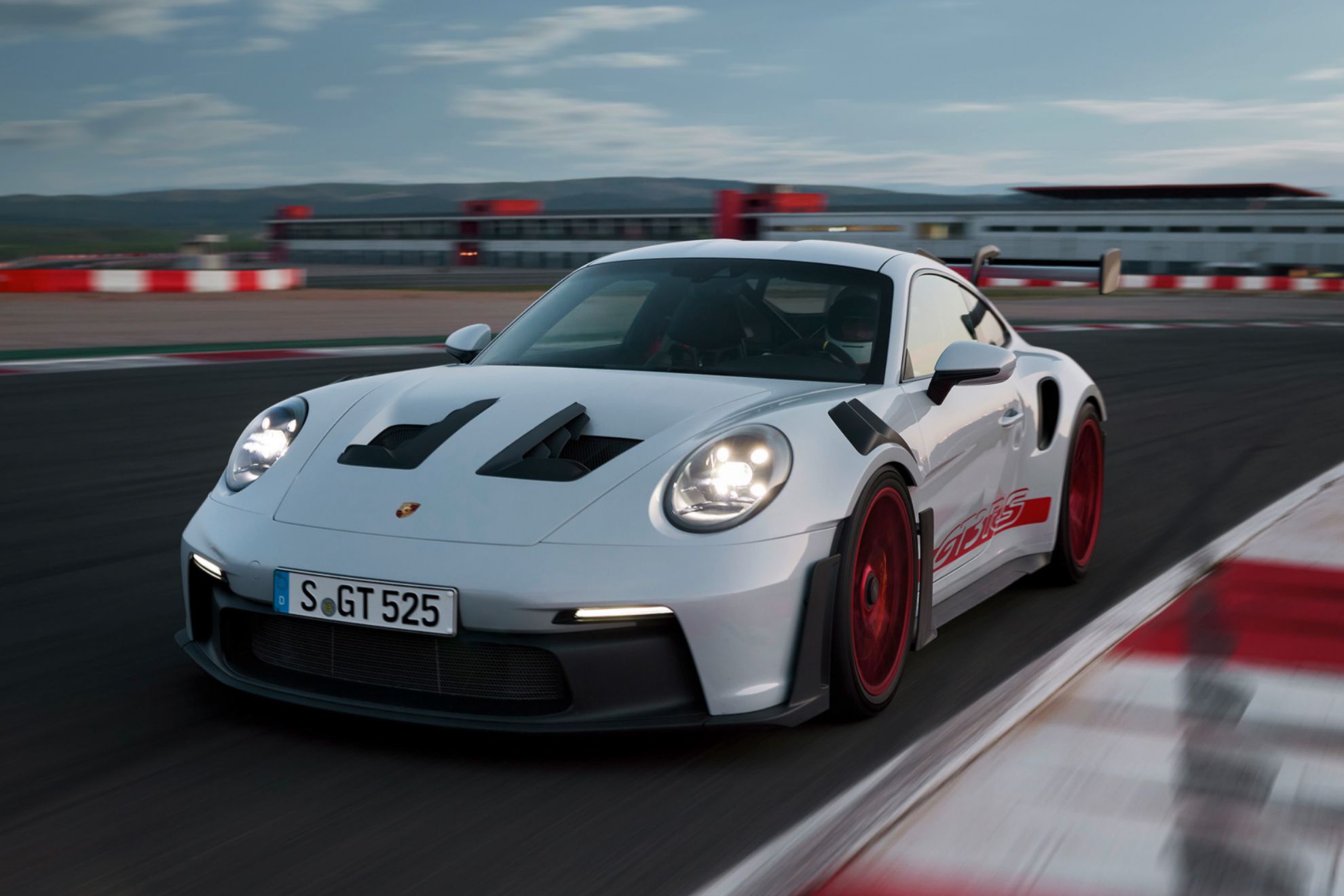 El Porsche 911 GT3 RS puede dejar pequeños a sus predecesores en la pista.