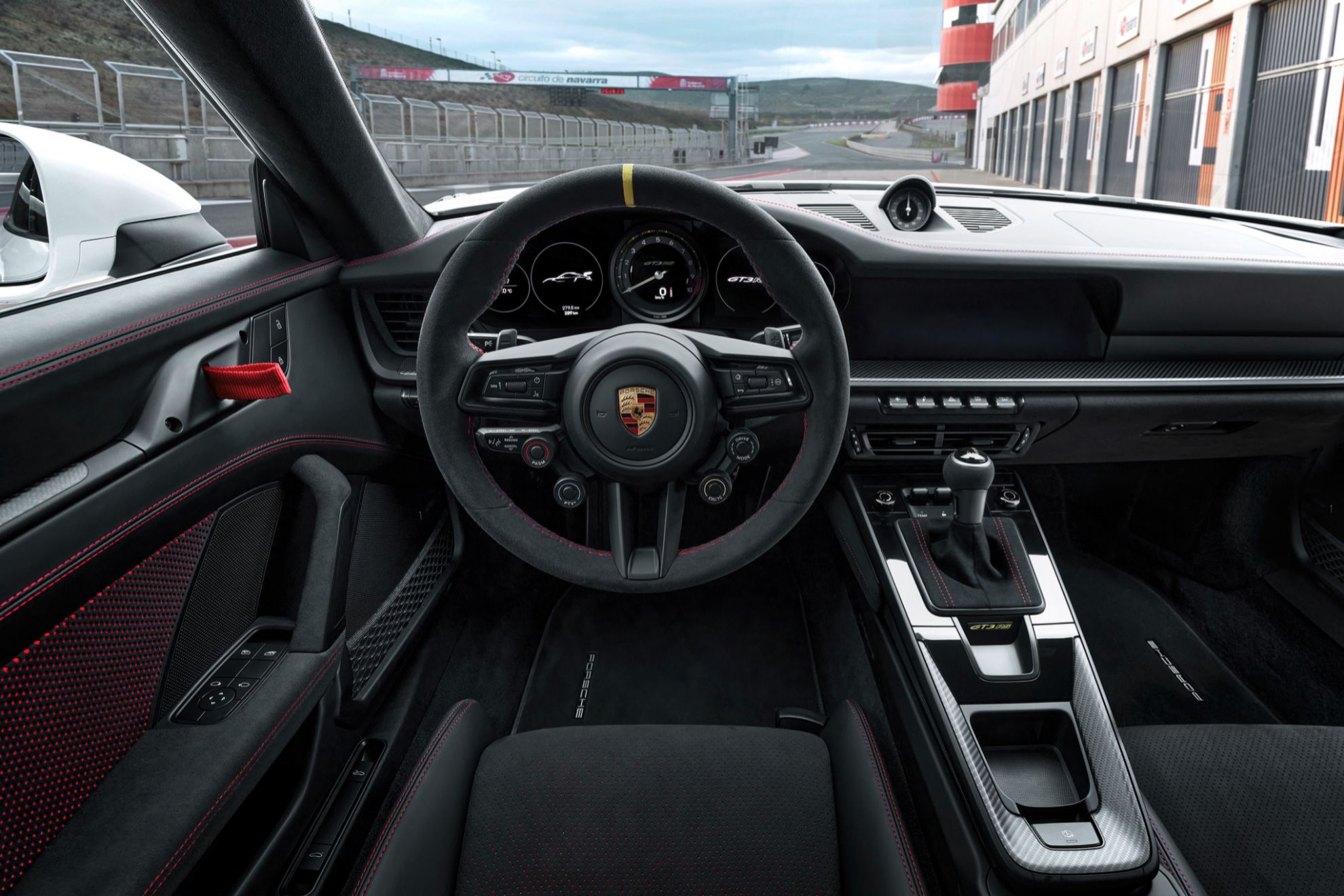 El interior es el de un auténtico coche de carreras.