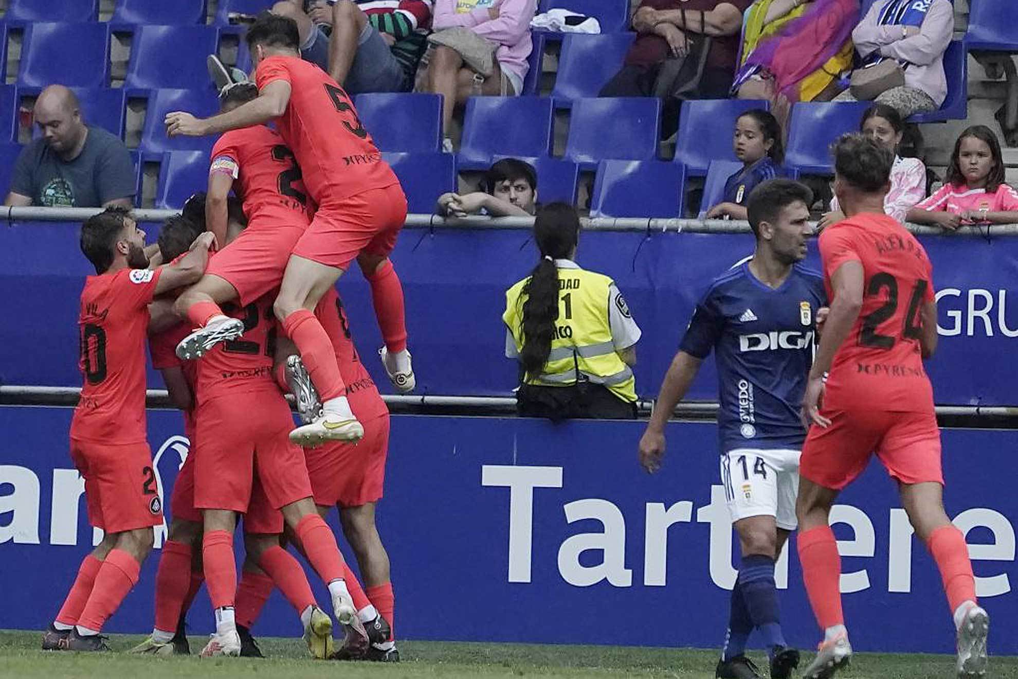 Los jugadores del Andorra celebran el gol de Casadesús en el último suspiro / JAVIER GARCIA