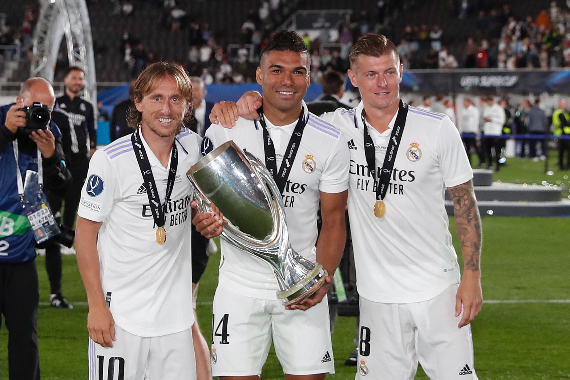 Modric, Casemiro y Kroos, con la Supercopa de Europa 2022, su última conquista