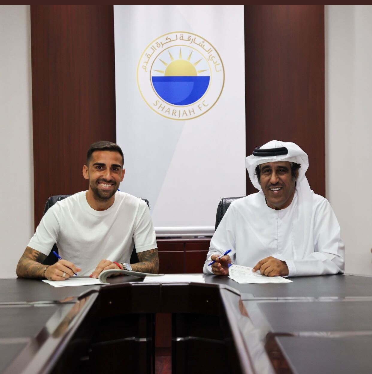 Alcácer en la firma que le vincula al club saudí / @SharjahFC