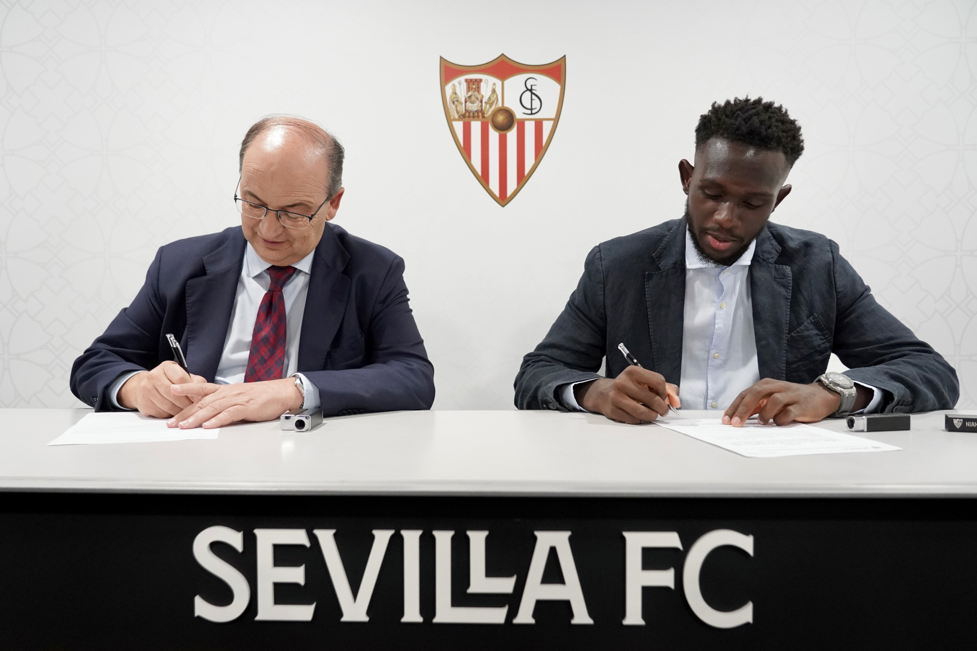 Castro y Nianzou firman el contrato del francés como sevillista / Sevilla FC