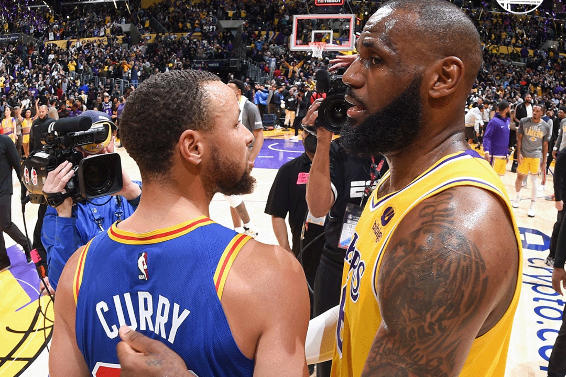 Stephen Curry vs LeBron James en un juego de NBA