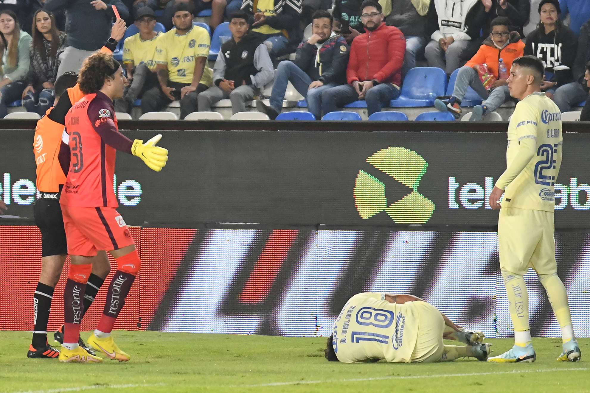 Romario Ibarra recibe la roja directa por una falta sobre Bruno Valdés
