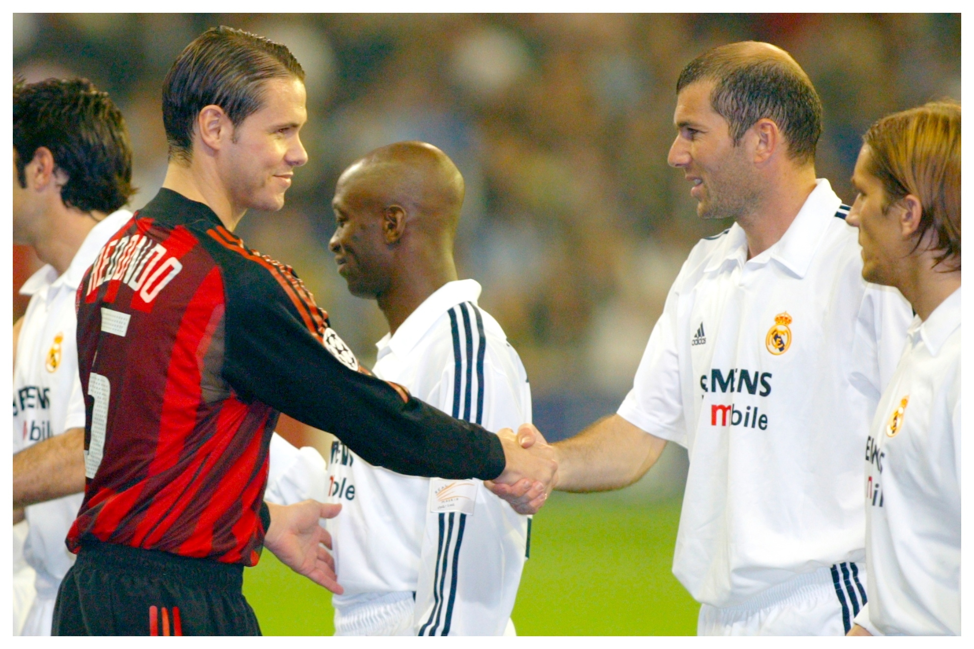 Redondo, ya como jugador del Milan, saluda a Zidane durante un duelo de Champions.