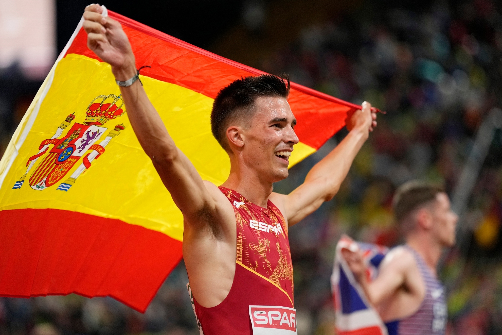 Mario García Romo celebra su bronce con una bandera española. Foto: EFE