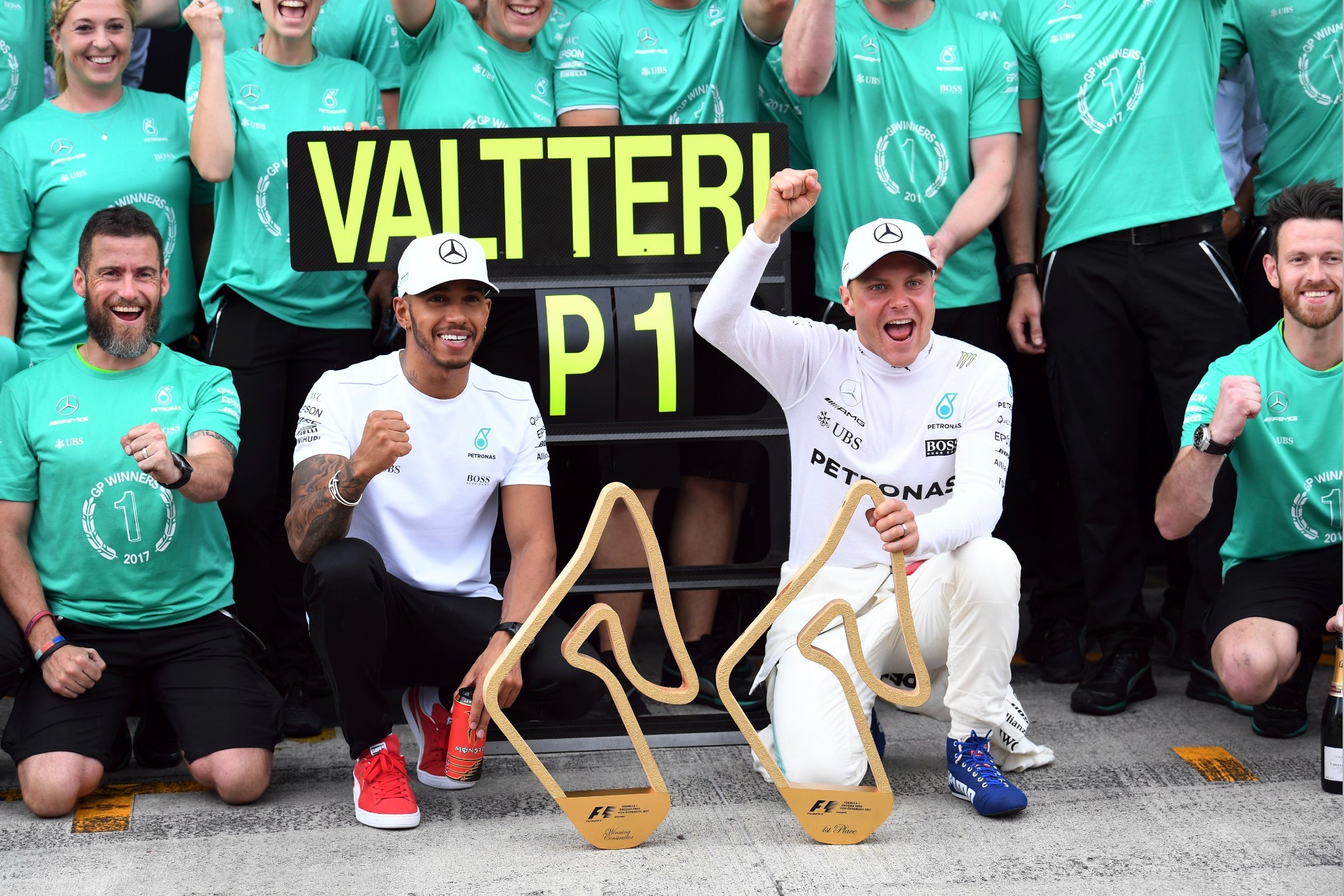 Hamilton y Bottas celebran una victoria del finlandés en su etapa en Mercedes | JM RUBIO (RV RACING PRESS)