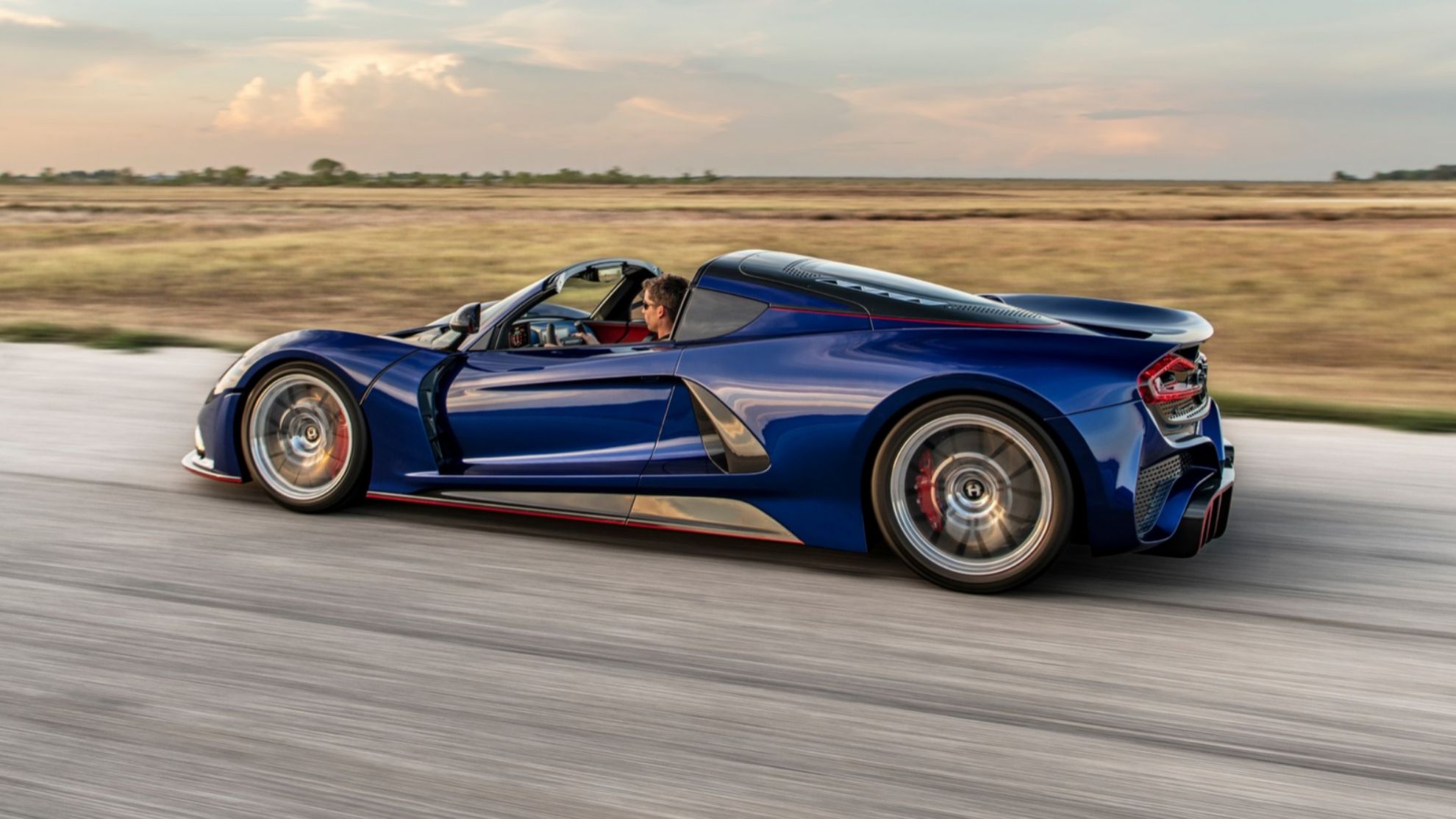 El F5 Roadster aspira a superar las 300 mph (482 km/h).