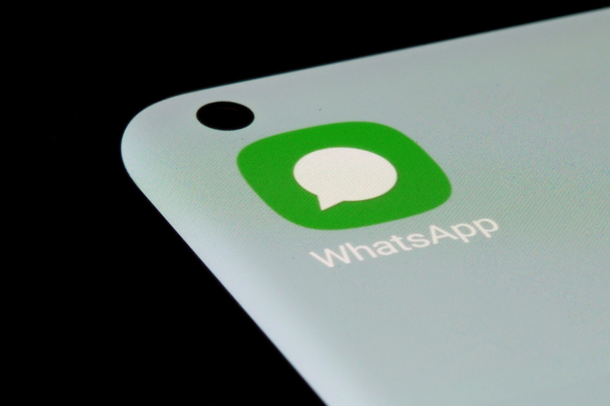 Así puedes comprobar si alguien más está mirando tus conversaciones de WhatsApp | Reuters