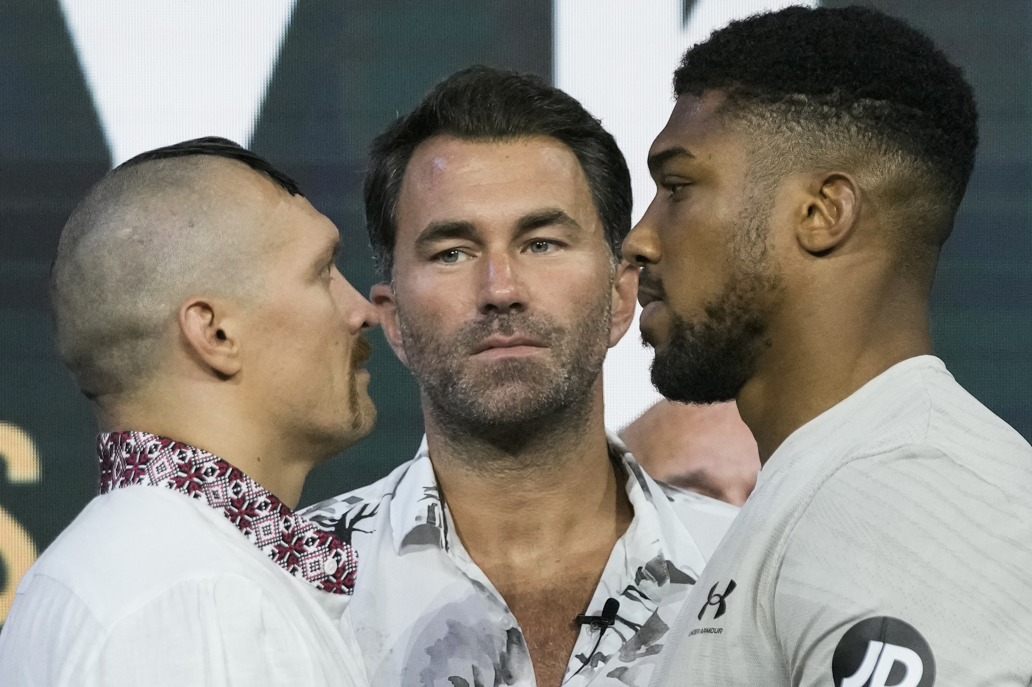 Hearn reveals what Joshua said to Usyk to get into the Ukrainian's head pre-fight