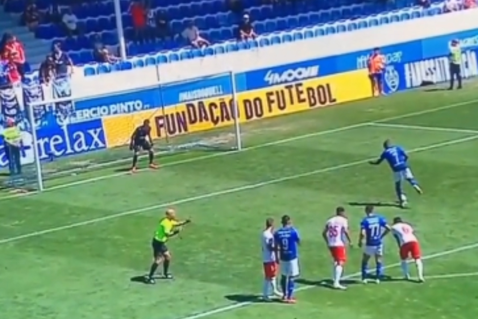 jardel cobra como estatua un penalti en la segunda division de portugal