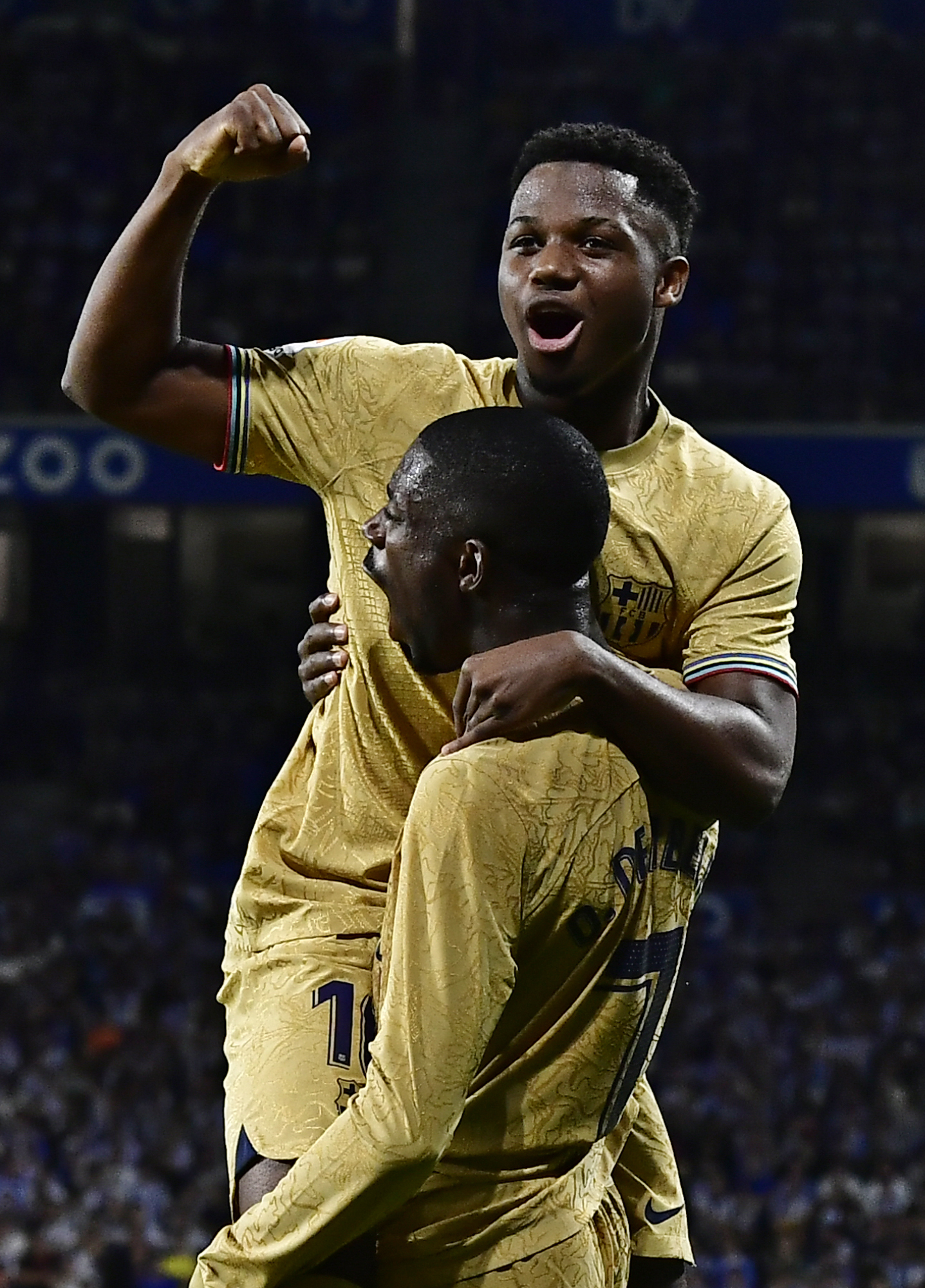 Ansu y Dembélé celebran el segundo gol.  / AP