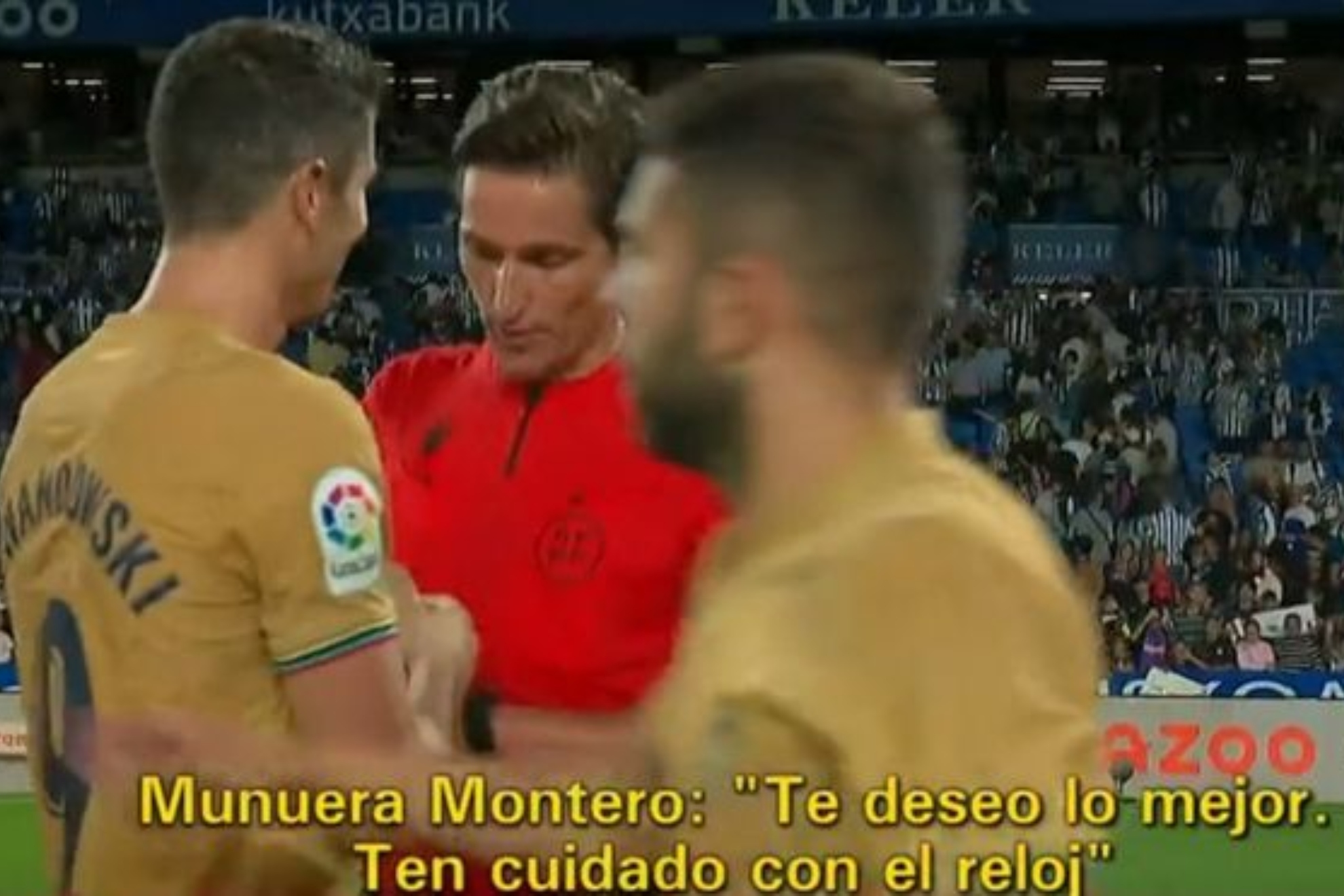 La broma de Munuera Montero a Lewandowski tras el partido: "Ten cuidado con el reloj"