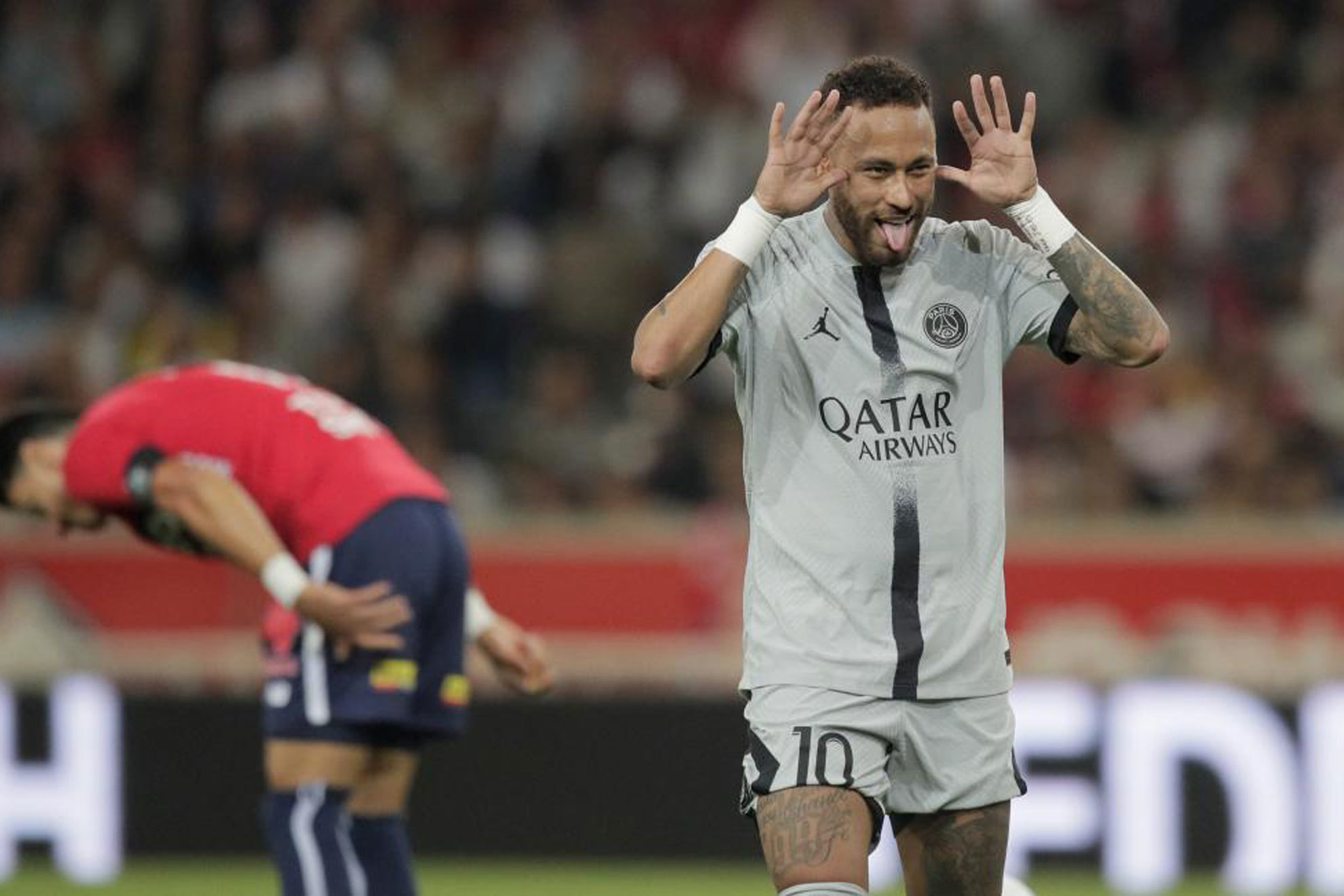 Neymar celebra uno de los goles del PSG al Lille. AP