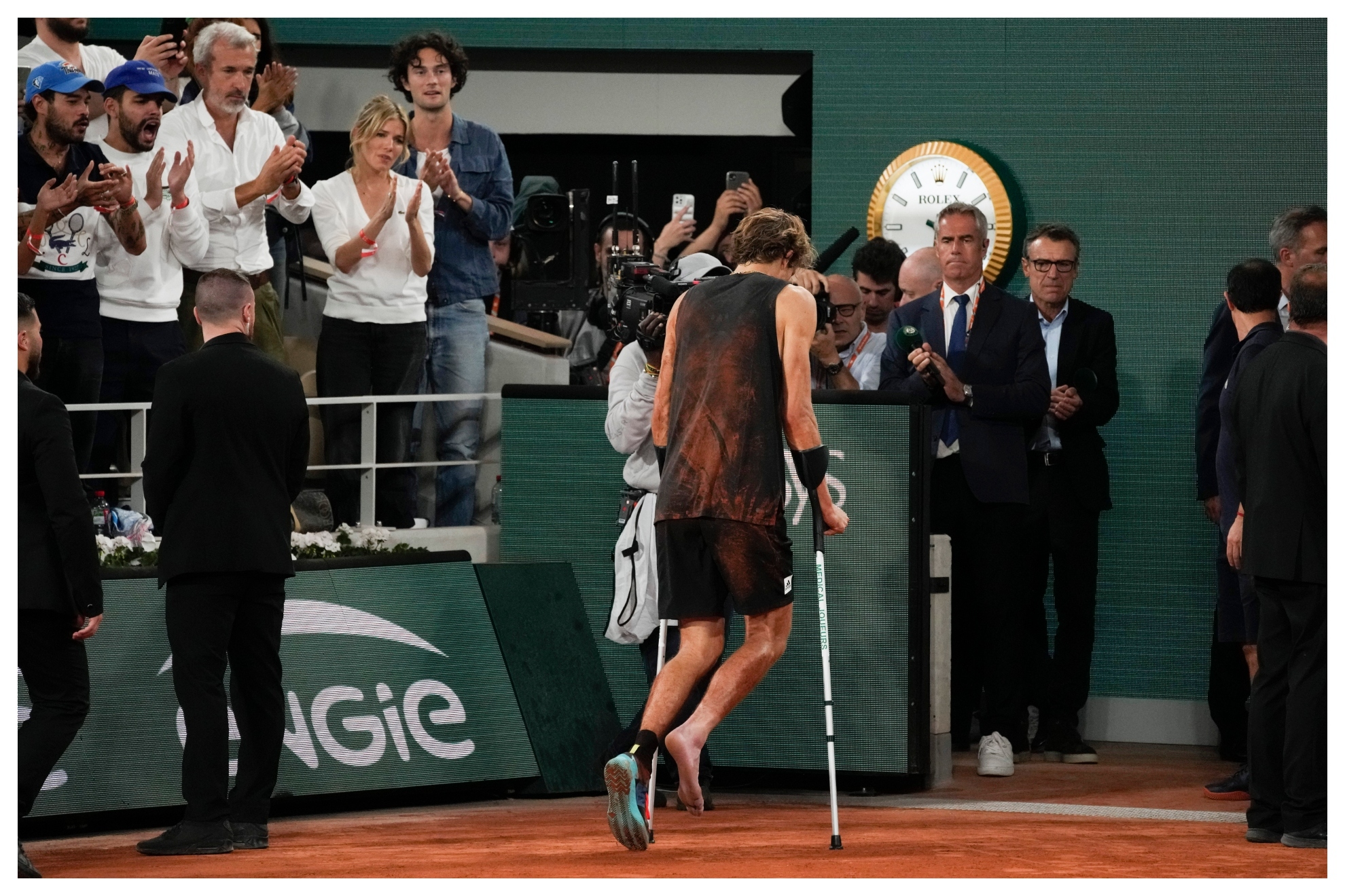 Zverev abandona en muletas la central de Roland Garros/AP