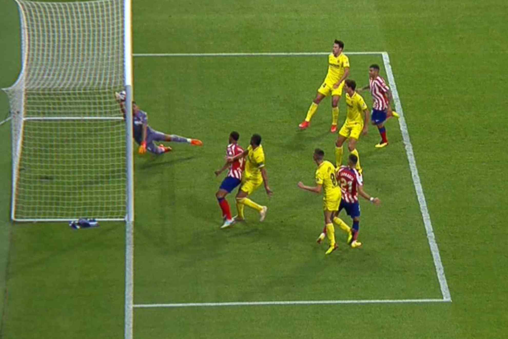 Rulli saca el remate de Carrasco sobre la lnea de gol en el Atltico-Villarreal.