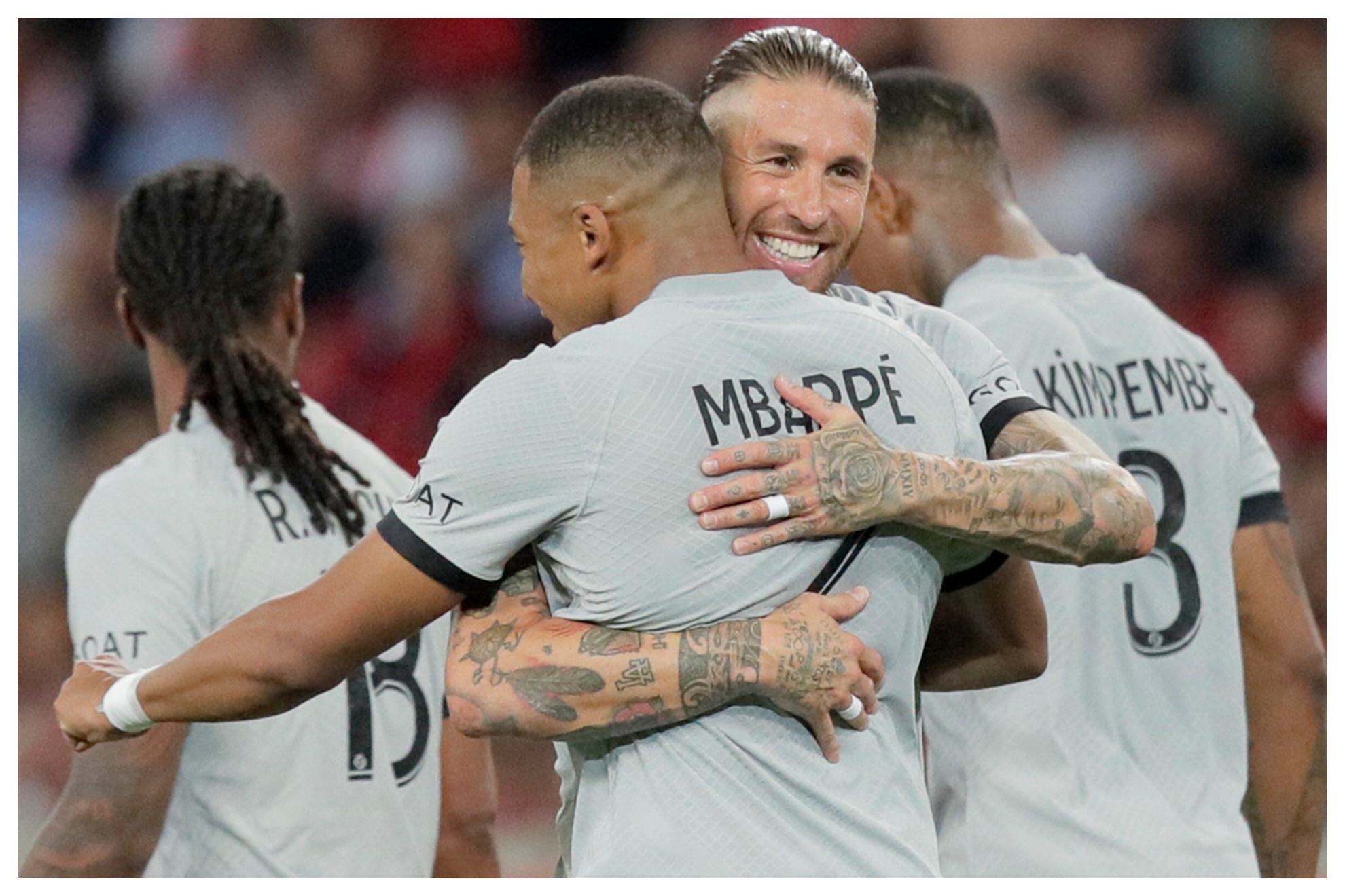 Sergio Ramos se abraza a Mbappé en la celebración de un gol del francés. AP