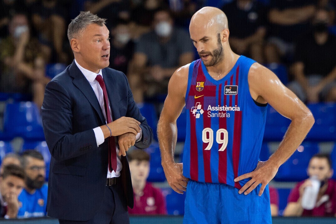 Nick Calathes habla con Sarunas Jasikevicius durante un partido del Barcelona. ACB PHOTO