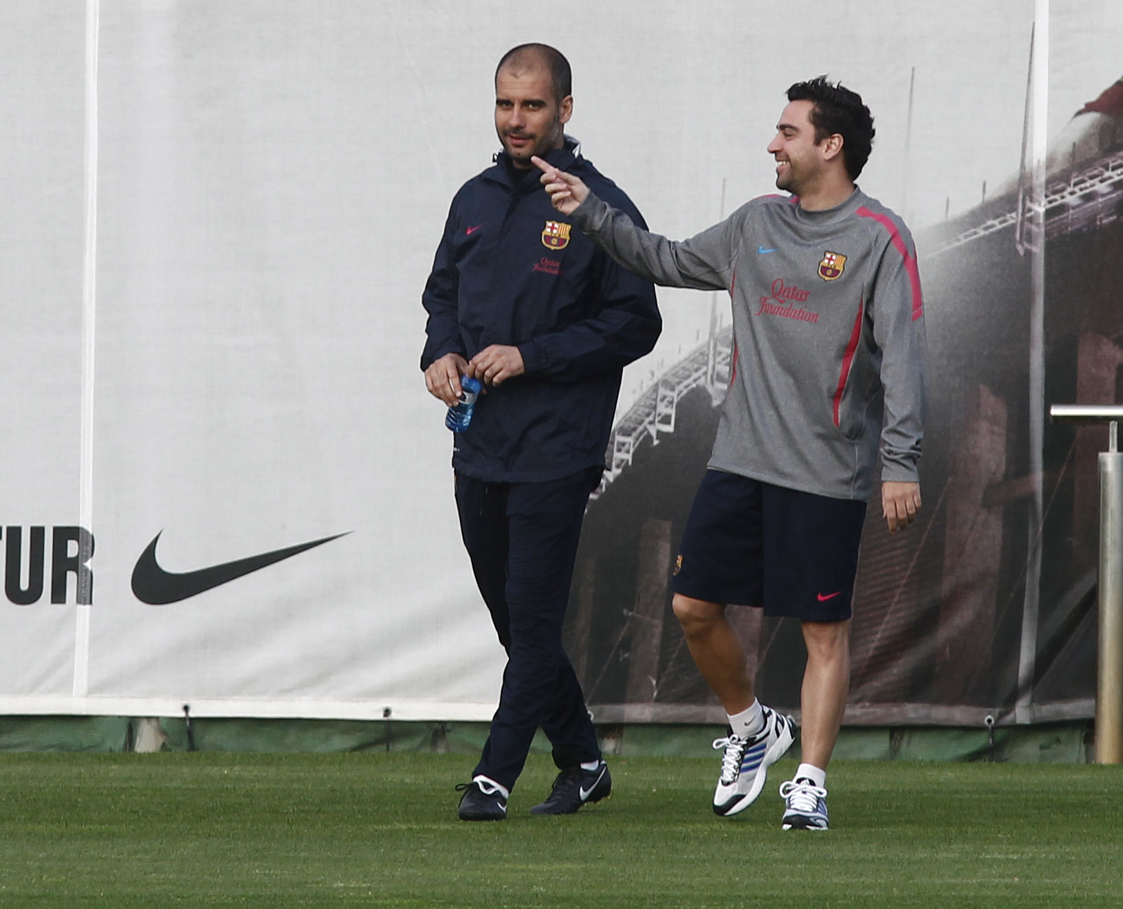 Guardiola y Xavi, en un entrenamiento en 2011. / FRANCESC ADELANTADO
