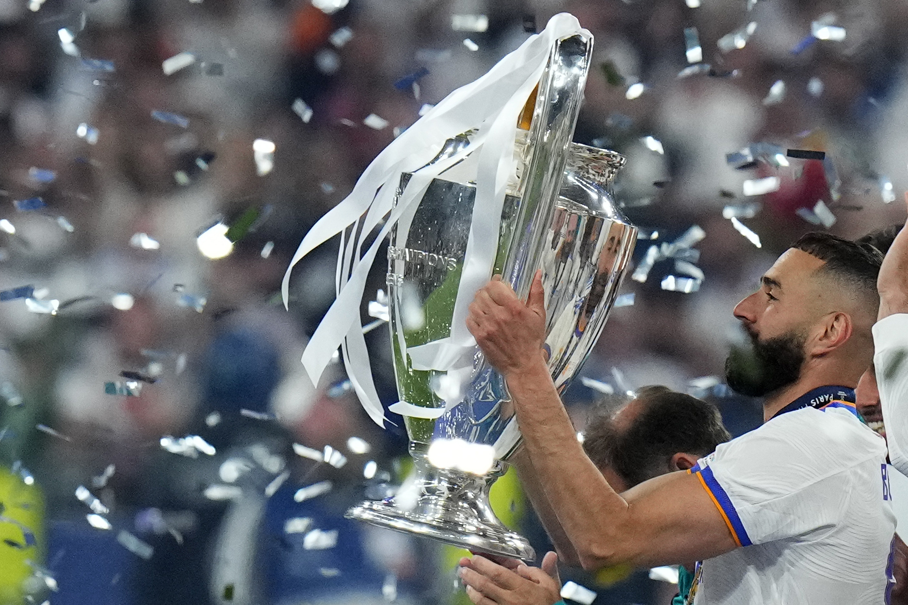 Benzema sujeta la 14ª Champions conquistada en París ante el Liverpool.