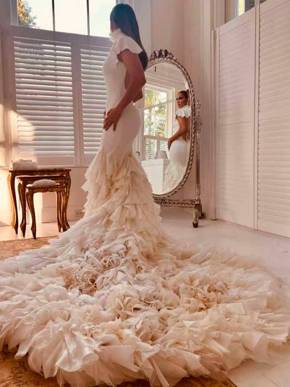 Ejercicio robo Explicación Jennifer Lopez enseña los vestidos de su boda con Ben Affleck: joyas,  perlas, plumas... | Marca