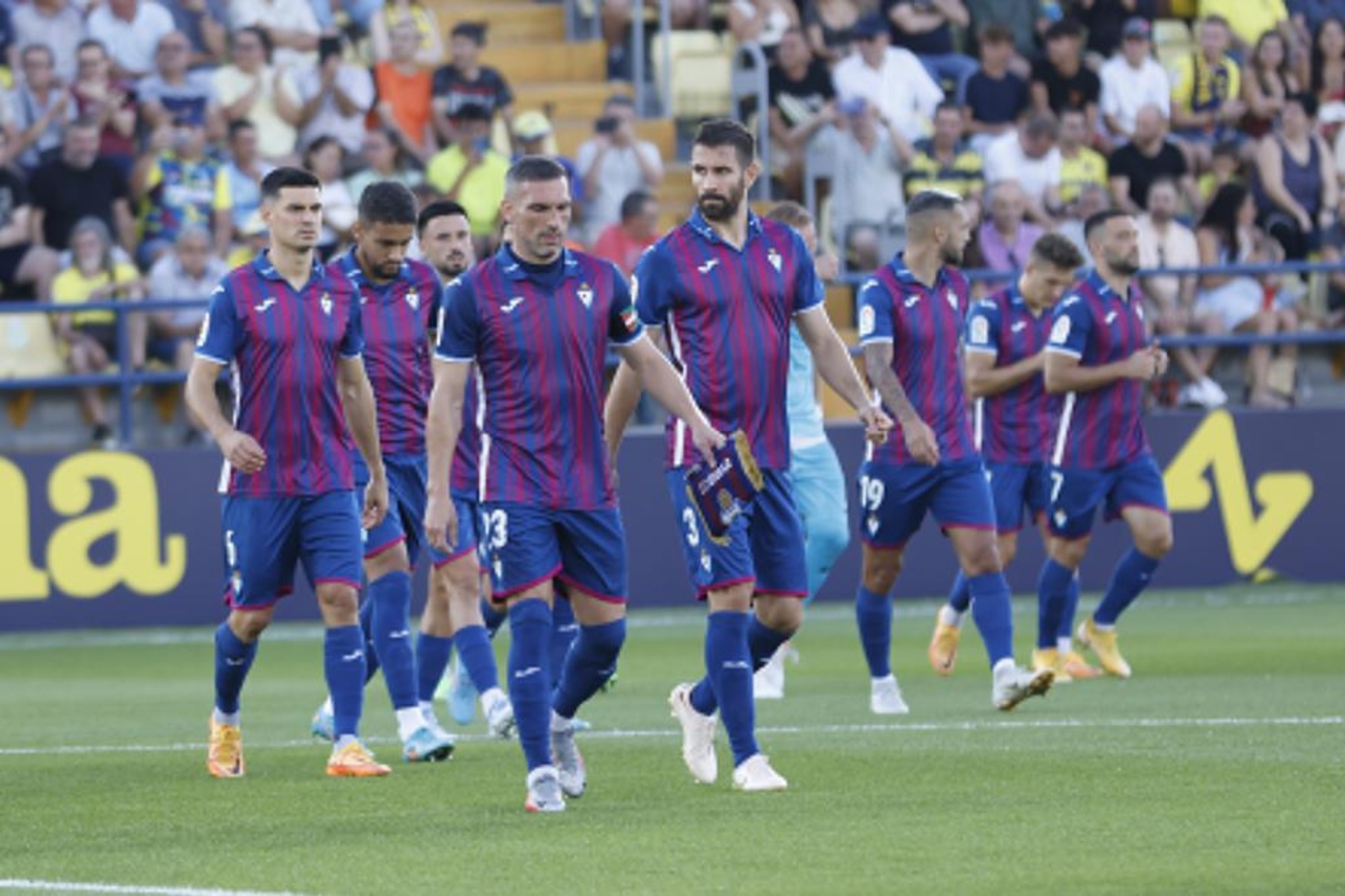 Los jugadores del Eibar abandonan el Mini Estadi de la Ciudad Deportiva del Villarreal, /CARMÉ RIPOLLÉS