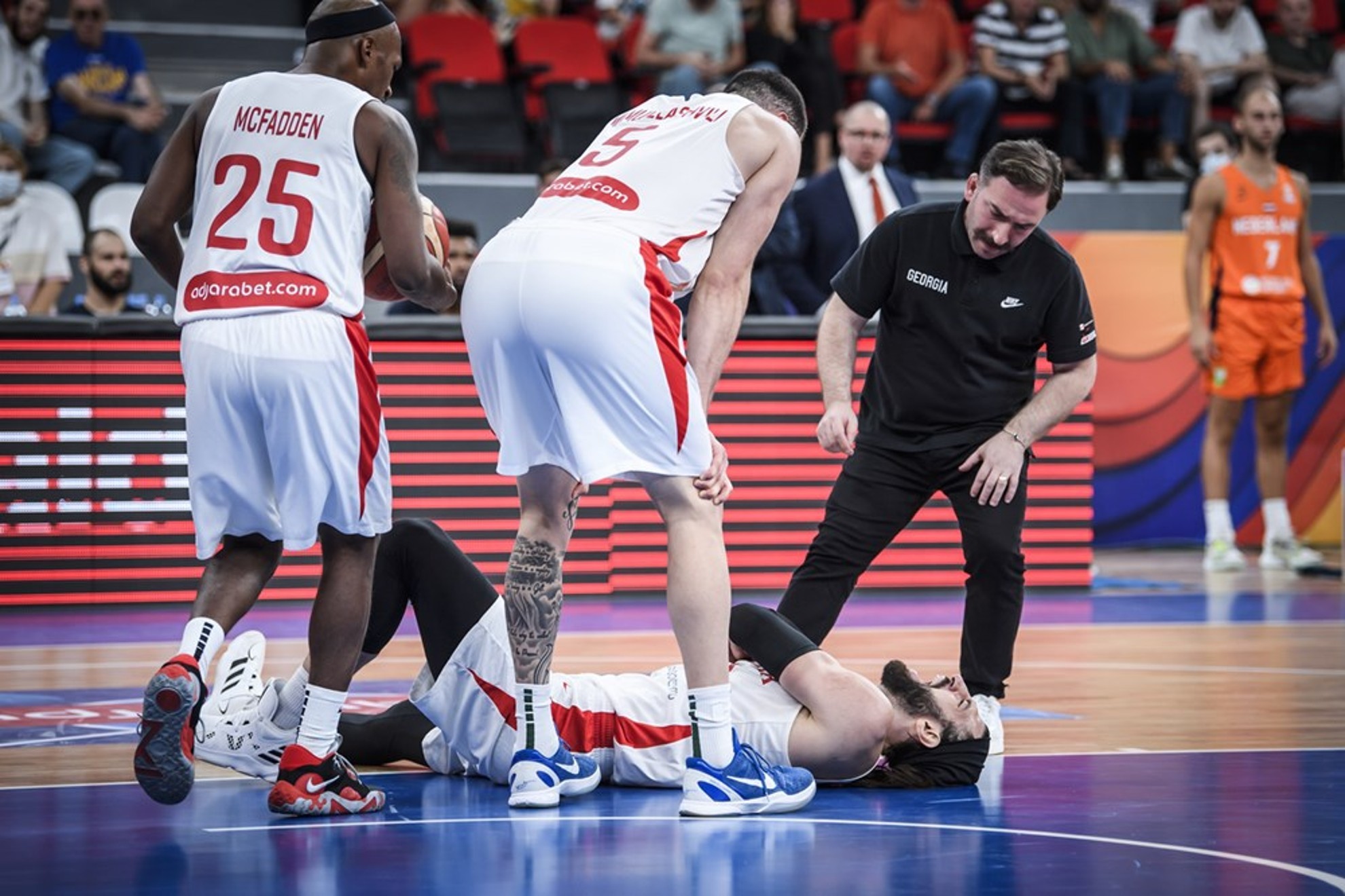 Shengelia, roto de dolor tras lesionarse. FIBA PHOTO